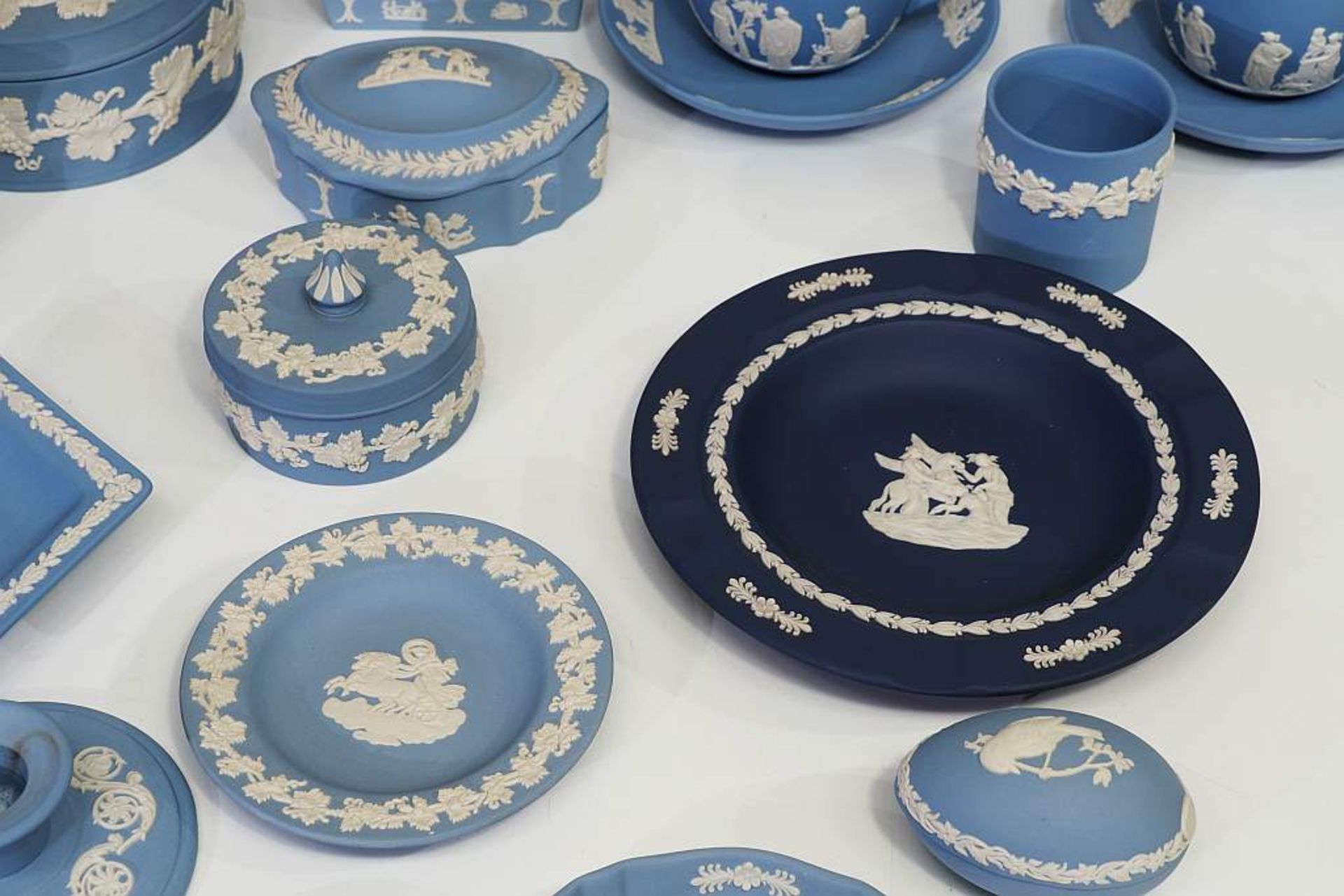 Konvolut mit 25 Teilen. WEDGWOOD Jasperware in hellblau. Konvolut mit 25 Teilen WEDGWOOD - Bild 5 aus 7