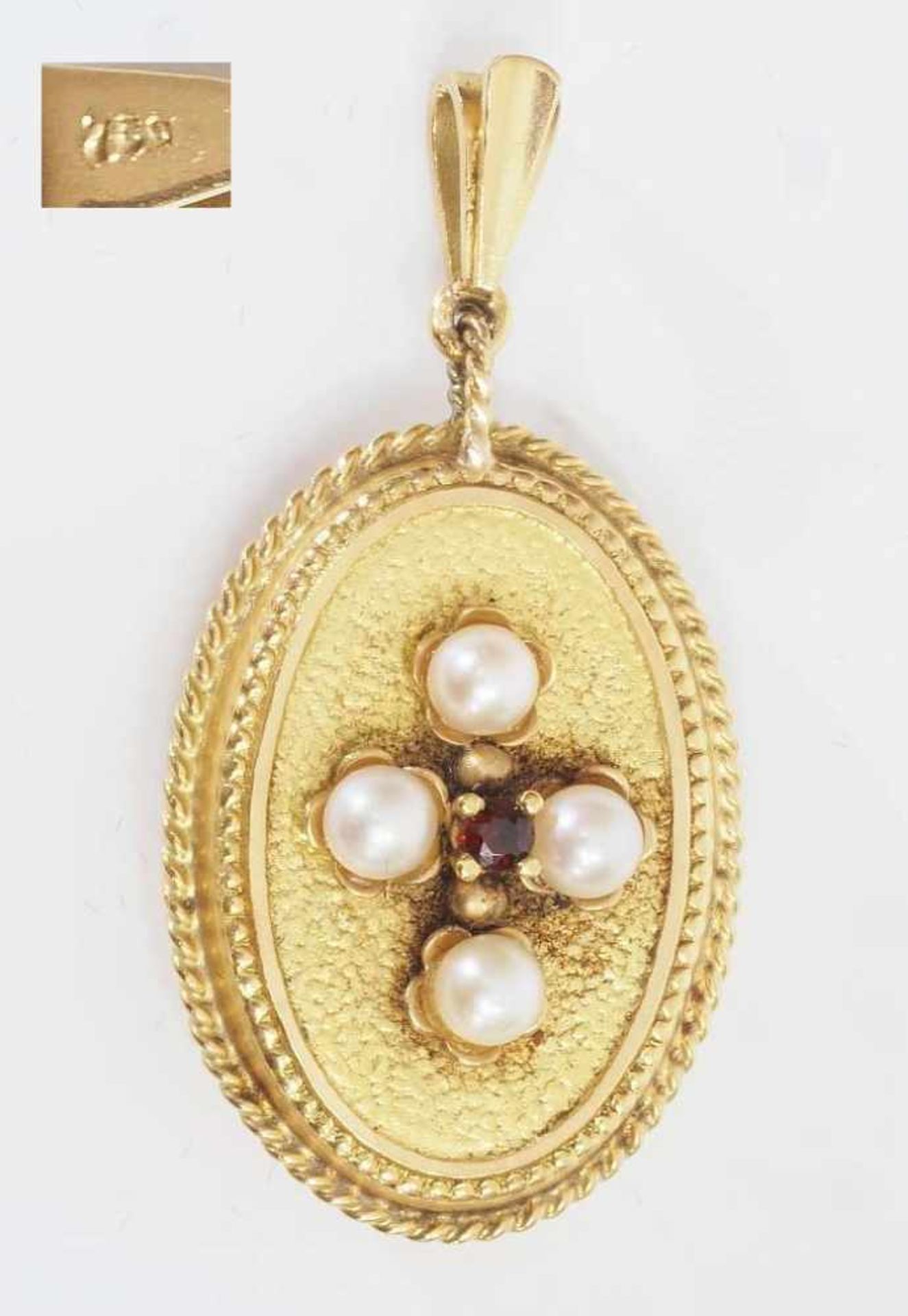 Medaillon mit Perlen und Granat. Medaillon mit Perlen und Granat. 750er Gelbgold. Ovale Form, zum