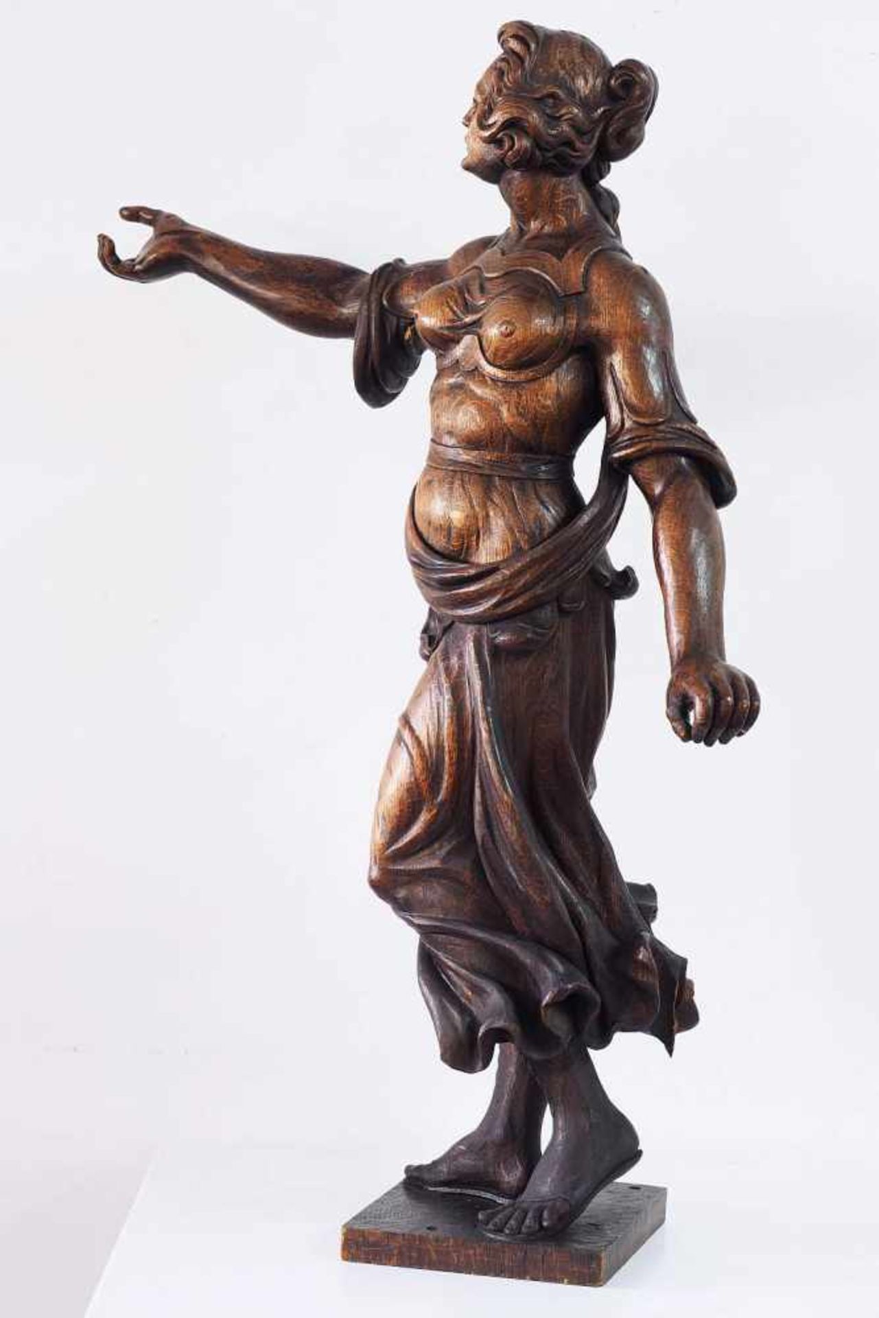 Mythologische Statue einer "Göttin". Mythologische Statue einer "Göttin". 19. Jahrhundert. Holz, - Bild 3 aus 5