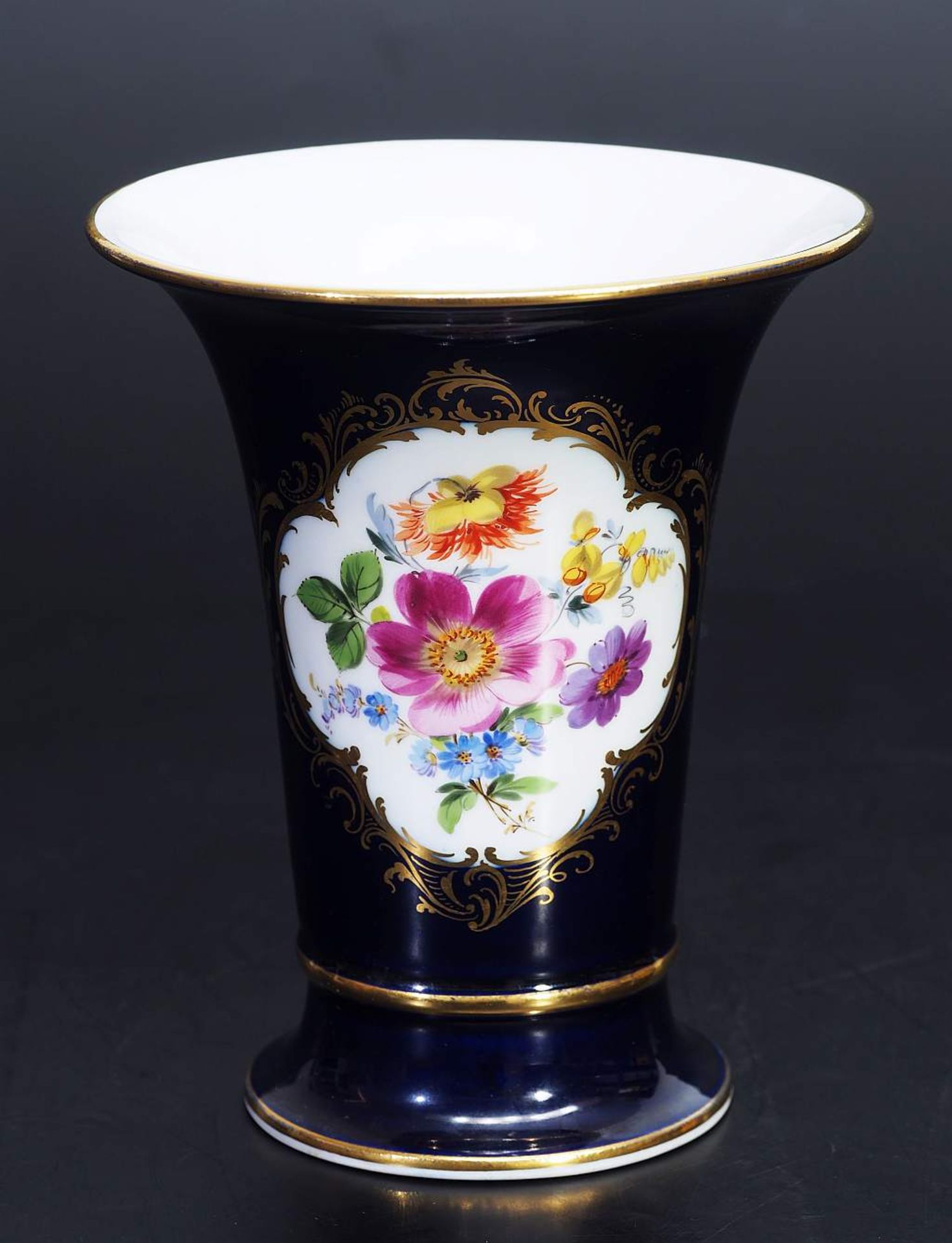 Kobalt-Vase. MEISSEN. Kobalt-Vase. MEISSEN nach 1934, 1. Wahl. Gefußter konischer Korpus mit weit - Image 2 of 5