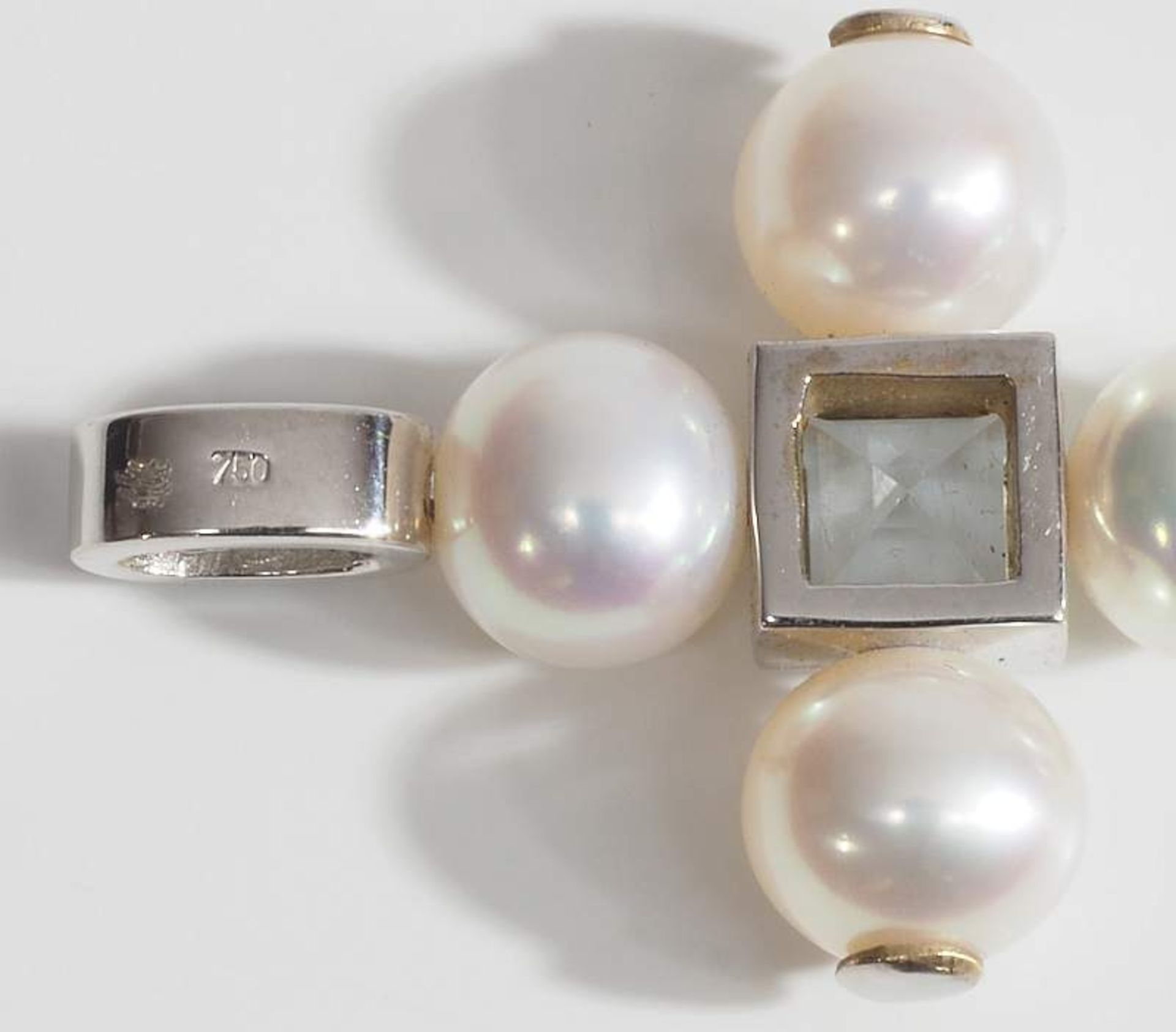 Akoja Perlen-Kreuzanhänger, mittig mit Aquamarin. 750er Weißgold. Akoja Perlen-Kreuzanhänger, mittig - Image 4 of 5