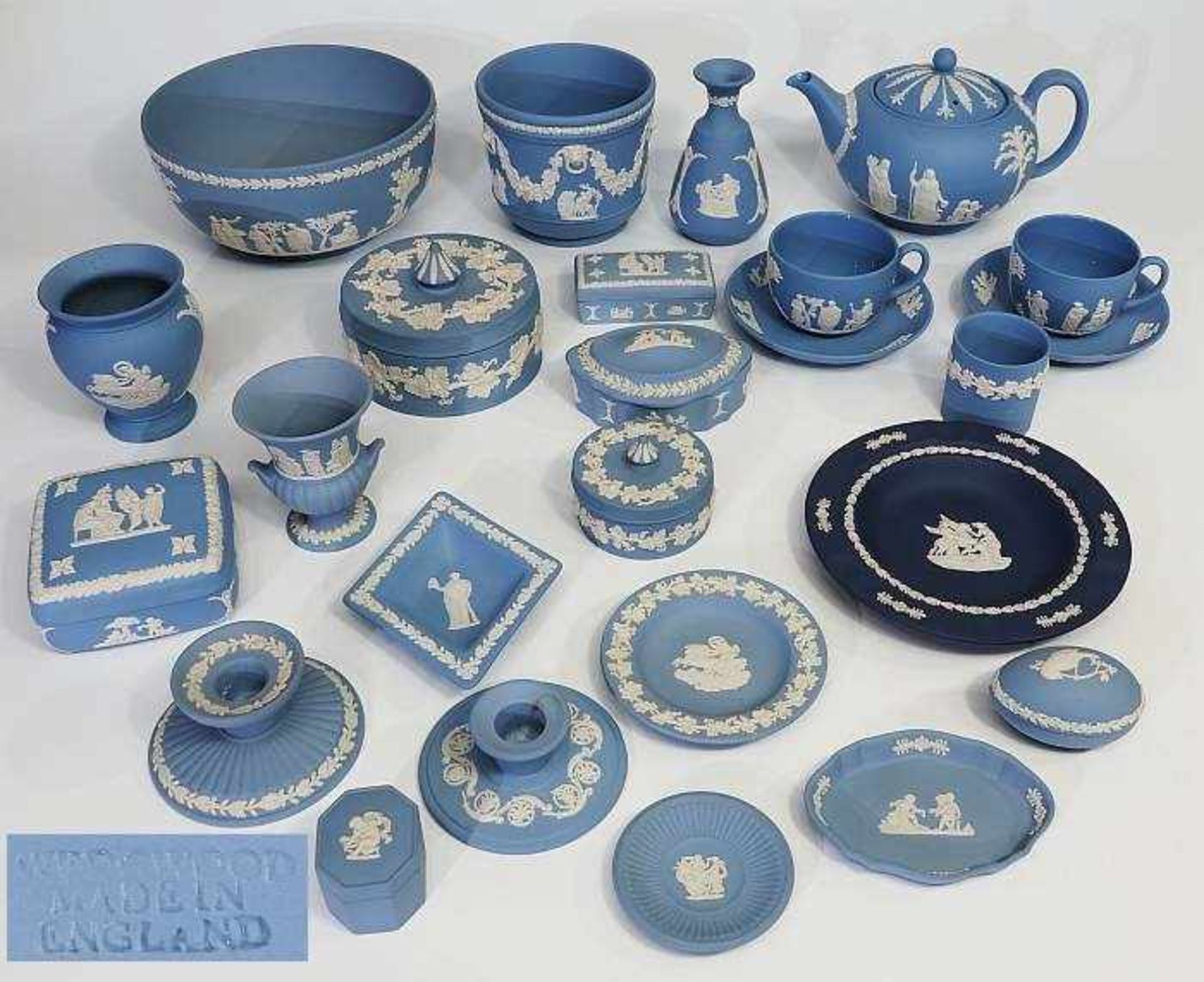 Konvolut mit 25 Teilen. WEDGWOOD Jasperware in hellblau. Konvolut mit 25 Teilen WEDGWOOD