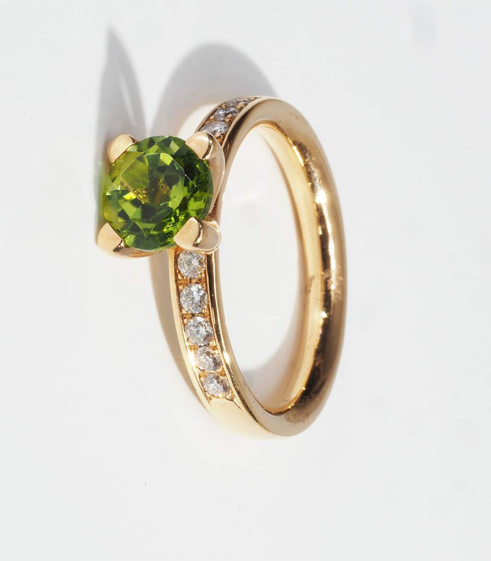 Ring mit Peridot und Brillanten. Ring mit Peridot und Brillanten. 750er Gelbgold, Ringschiene mit - Image 2 of 6