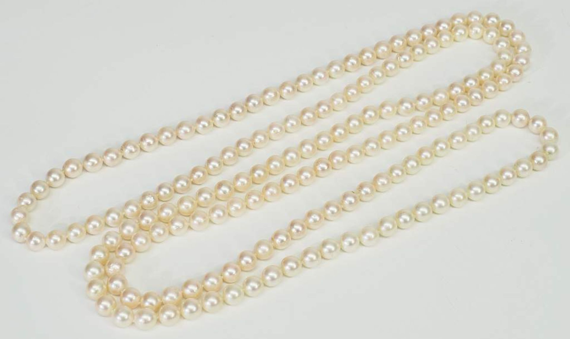Akoja-Perlenkette, endlos. Akoja-Perlenkette, endlos. In Einzelverknotung 172 Perlen, Perlen Ø 8 mm. - Image 4 of 4