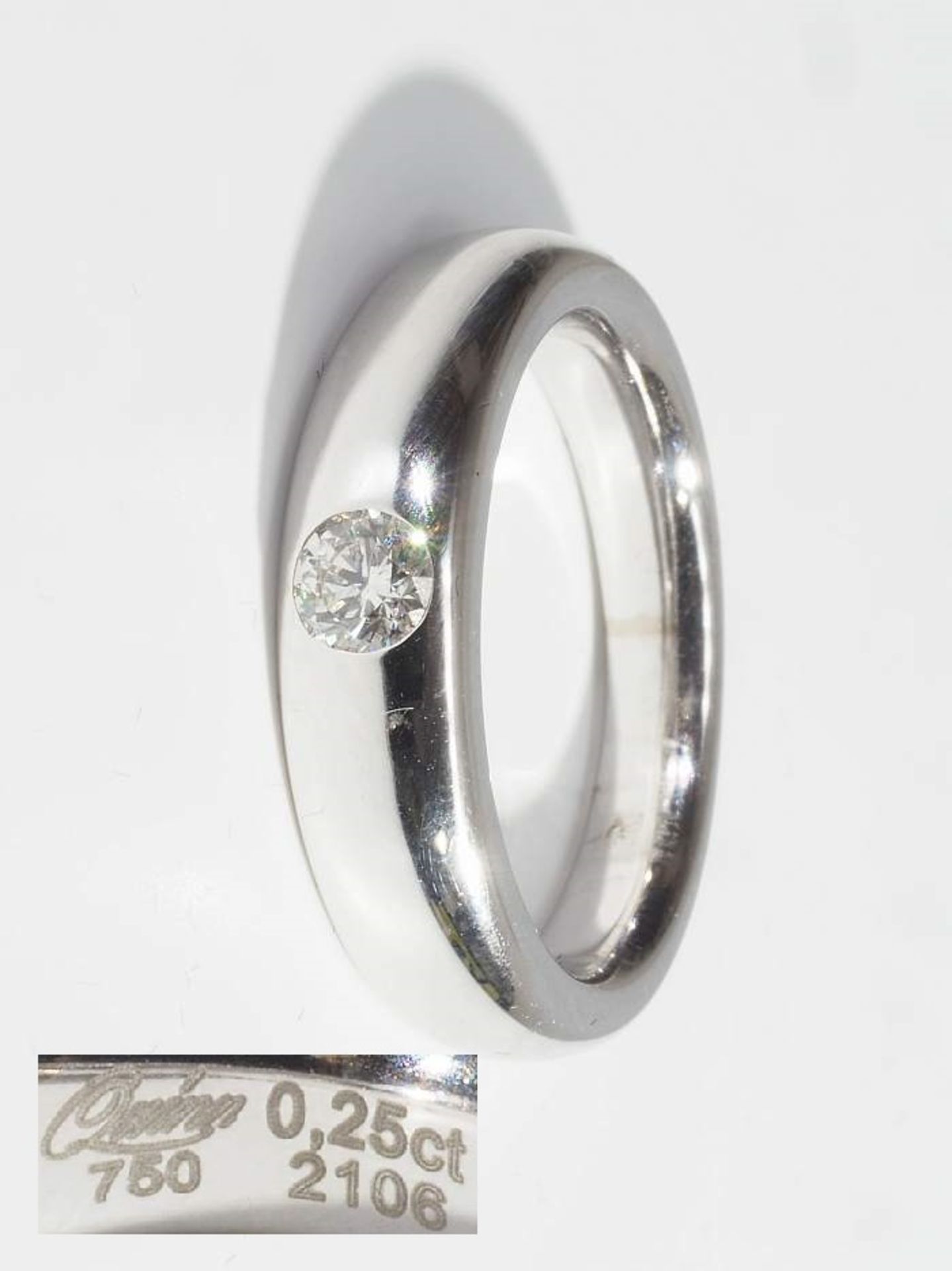 Bandring mit Brillant. Bandring mit Brillant. 750er Weißgold. Mittig Brillant ca. 0,25 ct. G/vsi.,