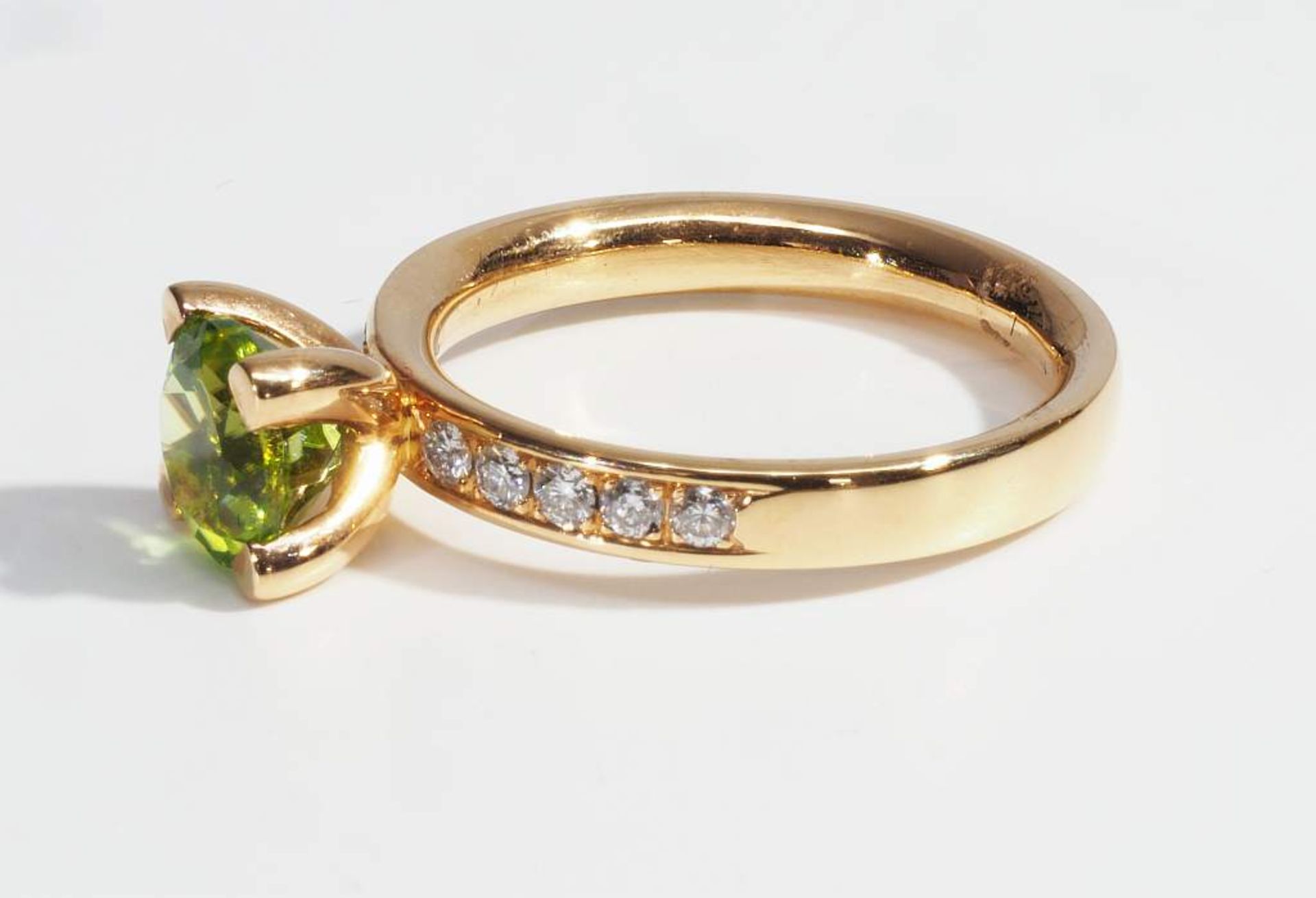 Ring mit Peridot und Brillanten. Ring mit Peridot und Brillanten. 750er Gelbgold, Ringschiene mit - Image 4 of 6