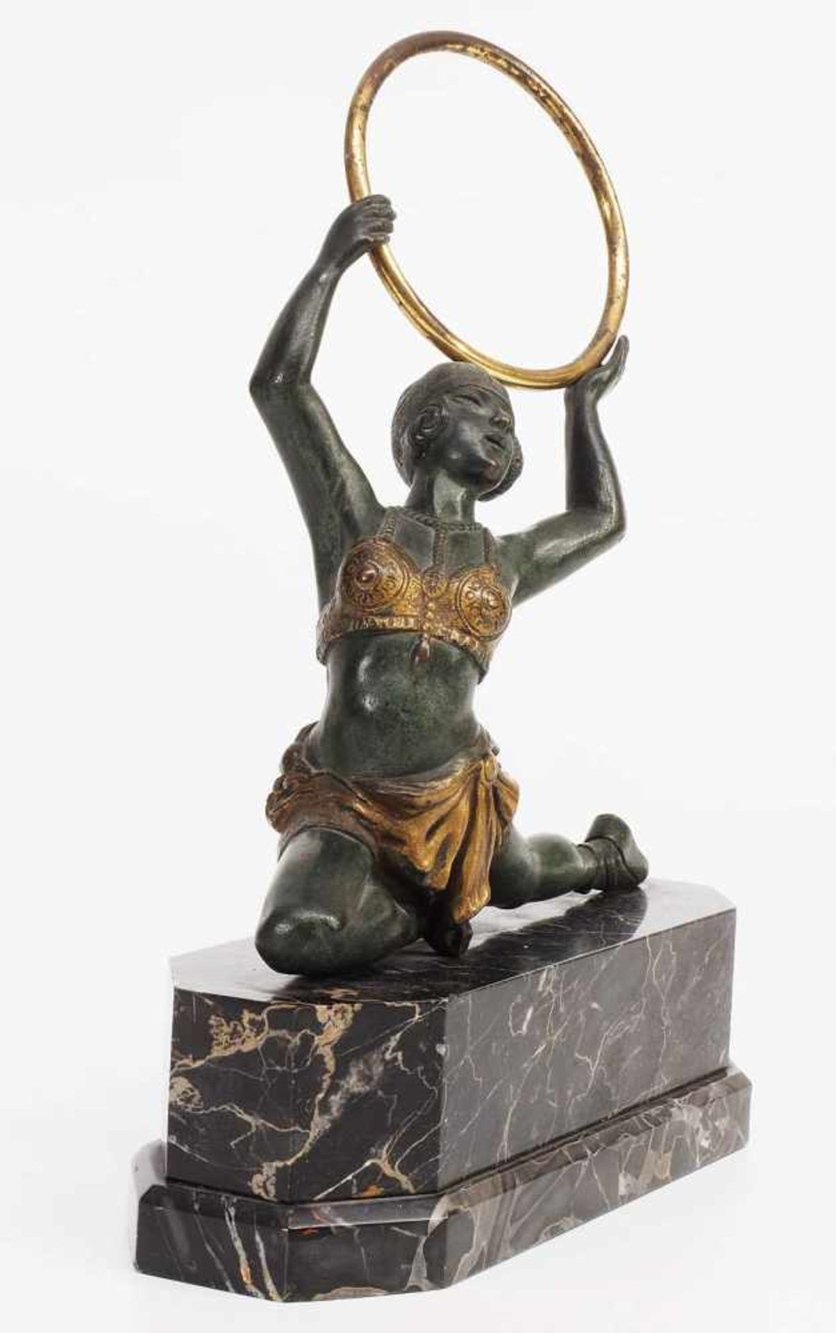 Reigentänzerin.Reigentänzerin. Paris, um 1920. Bronze mit grüner Patina, partiell vergoldet. In - Bild 4 aus 5