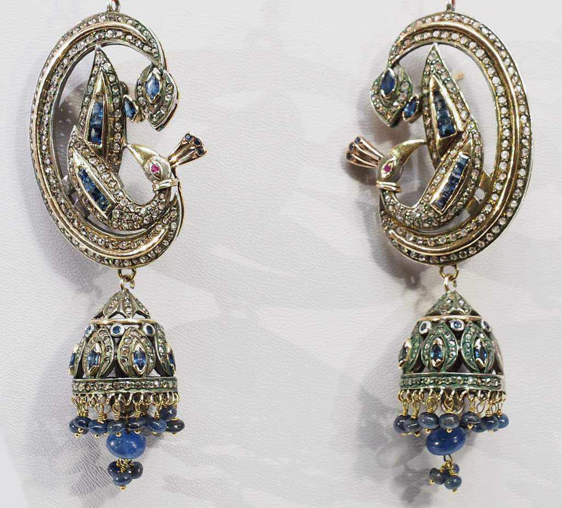 Prunkvolles Collier, dazu passend ein Paar Ohrgehänge, Indien um 1920. Prunkvolles Collier, dazu - Image 4 of 6