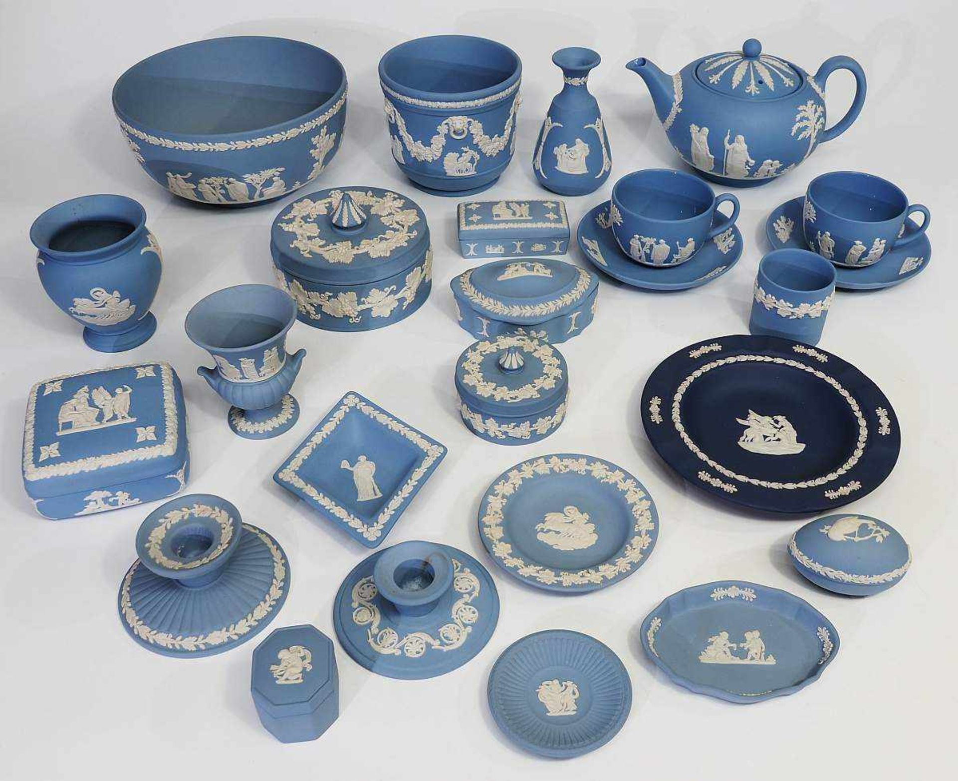 Konvolut mit 25 Teilen. WEDGWOOD Jasperware in hellblau. Konvolut mit 25 Teilen WEDGWOOD - Image 2 of 7