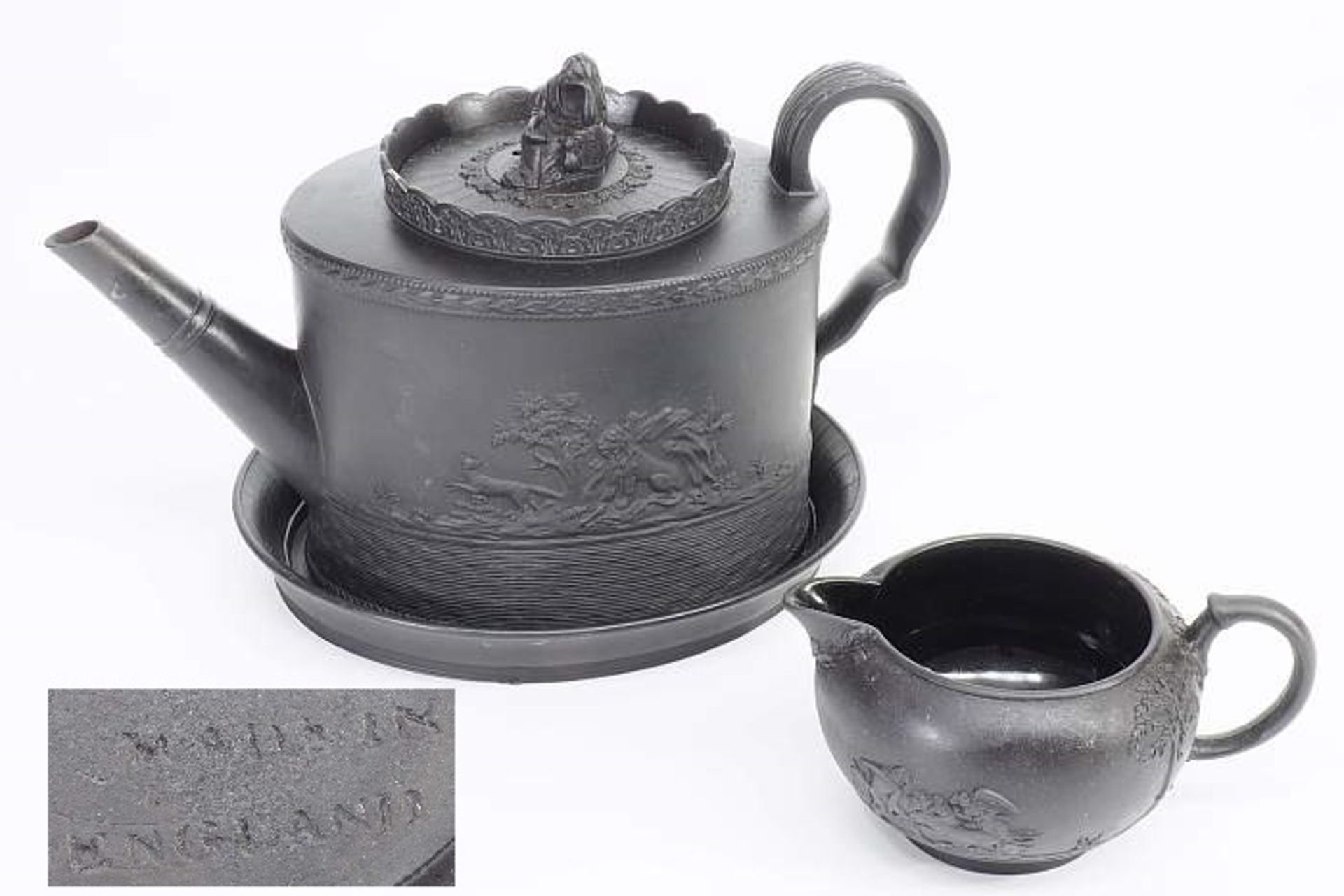 Wedgwood Kanne auf Unterschale. Sahnegießer, Black Basalt. Wedgwood Kanne auf Unterschale.