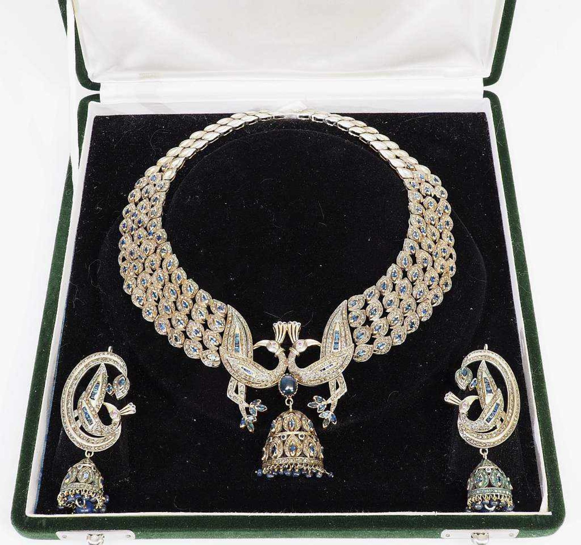 Prunkvolles Collier, dazu passend ein Paar Ohrgehänge, Indien um 1920. Prunkvolles Collier, dazu - Image 5 of 6