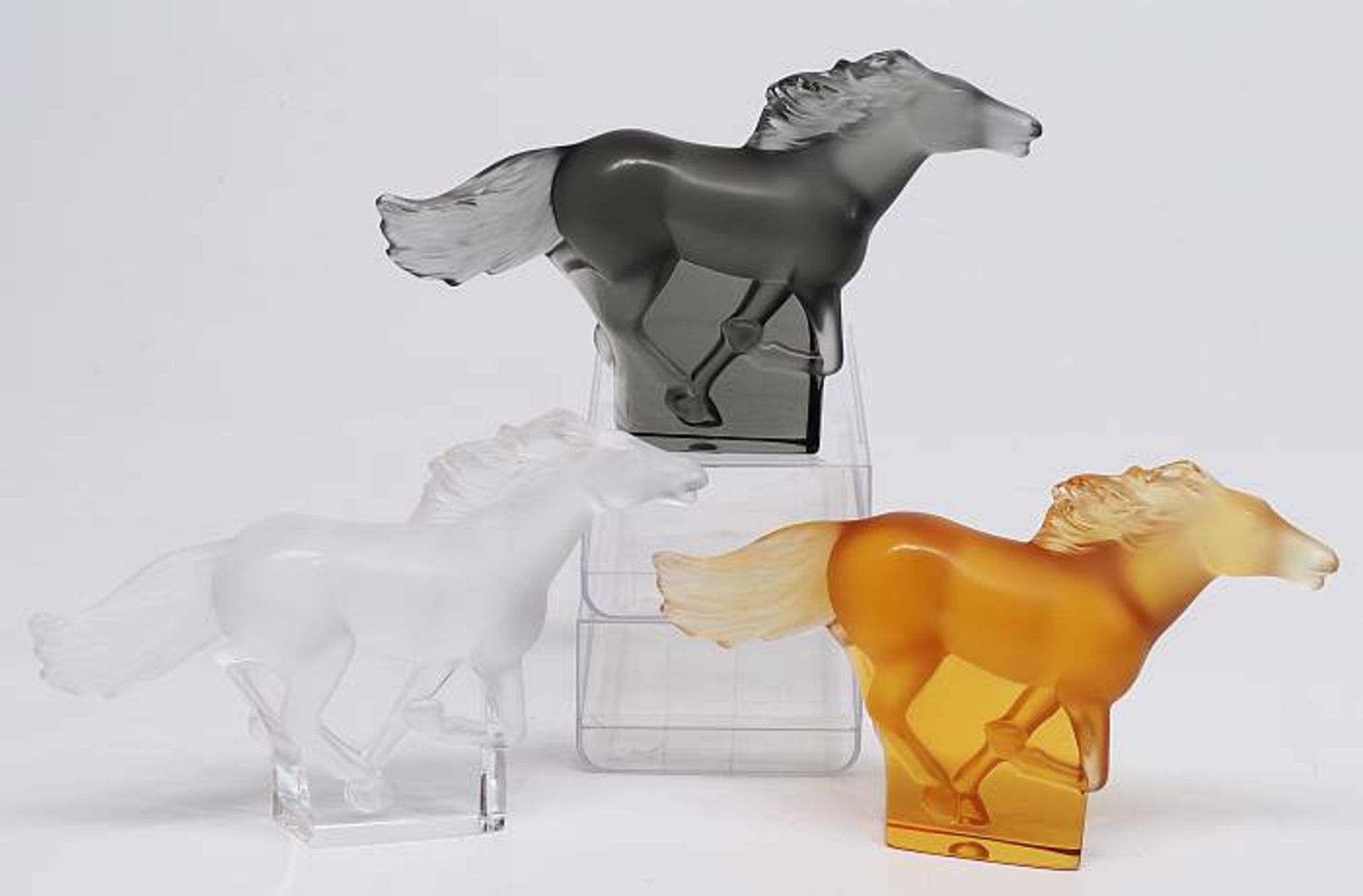 Skulpturen "Cheval Kazak". LALIQUE/France. Drei galoppierende Pferde. Skulpturen "Cheval Kazak".