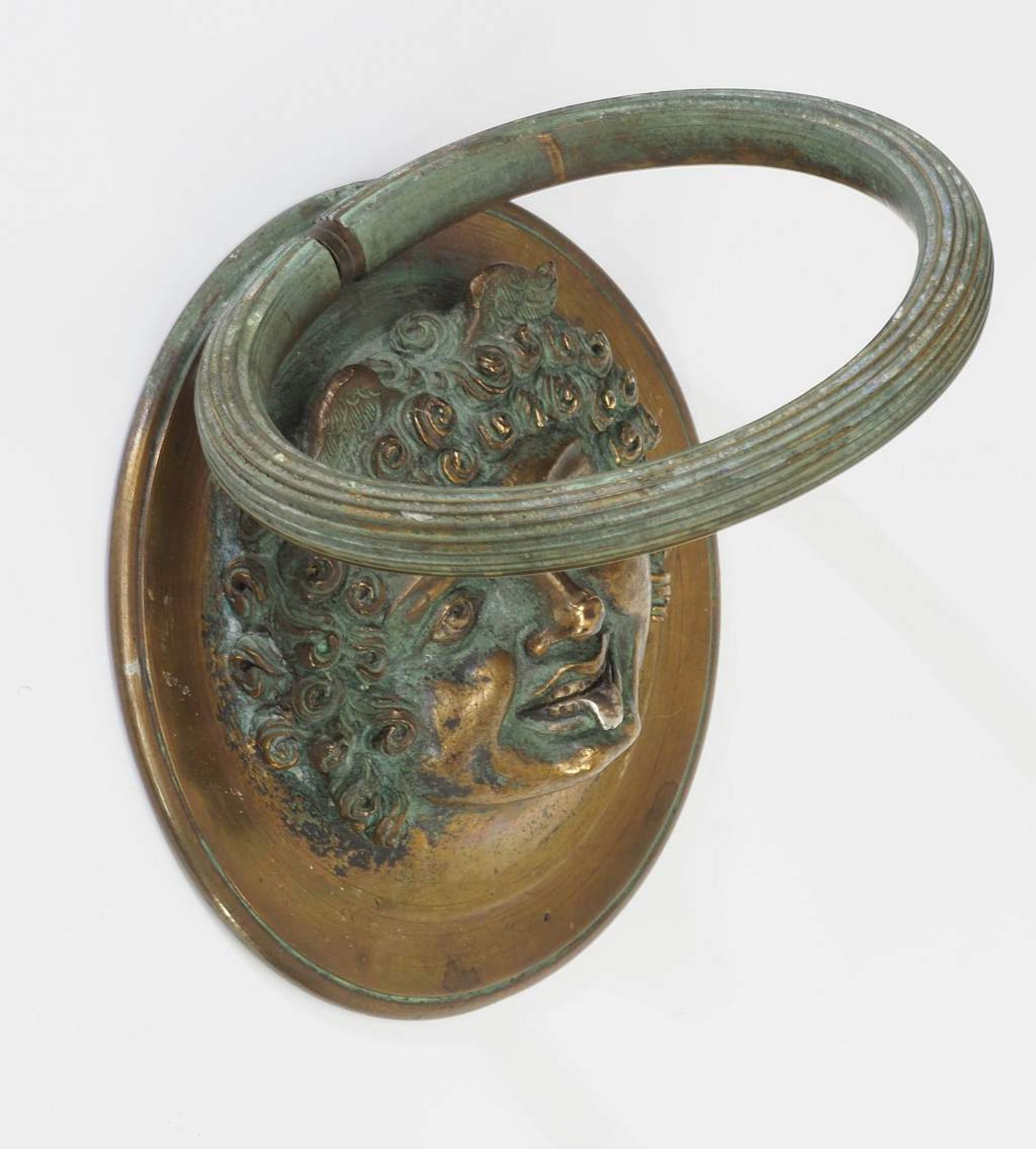 Türklopfer, "Schelm mit herausgestreckter Zunge". Türklopfer, Bronze mit grünlicher Patina, Runder - Bild 4 aus 4