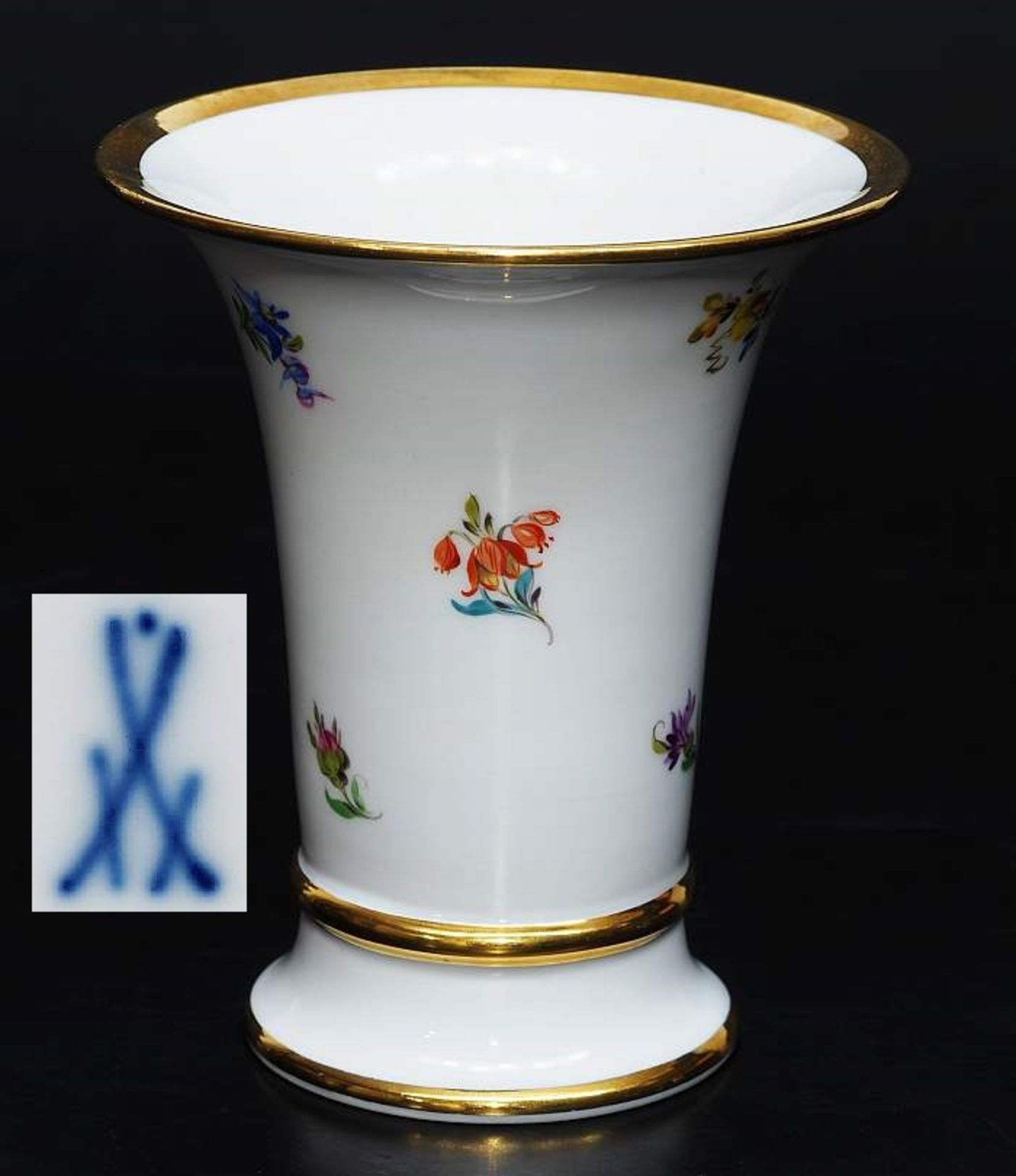 Vase. MEISSEN 1923 - 1934, 1. Wahl. Vase. MEISSEN 1923 - 1934, 1. Wahl. Gefußter konischer Korpus,