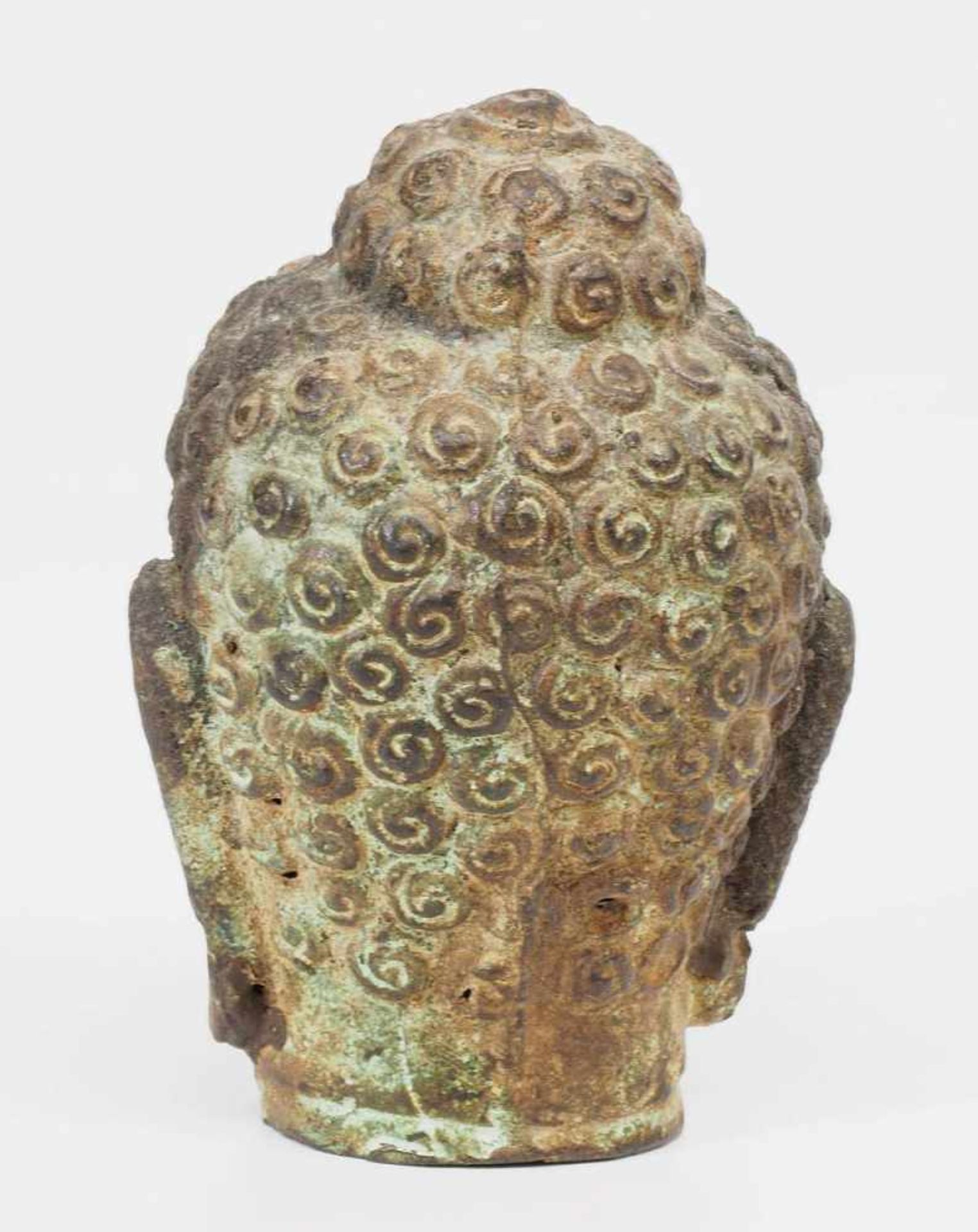 Kleiner Buddha-Kopf. Asien.Kleiner Buddha-Kopf. Asien. Bronze mit Alterspatina, leicht grünlich. - Image 4 of 6