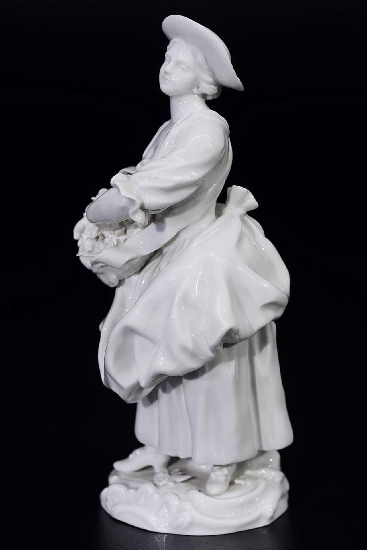 Figurine "Gärtnerin mit Blumenkorb". Figurine "Gärtnerin mit Blumenkorb". MEISSEN nach 1934, 1. - Bild 3 aus 6