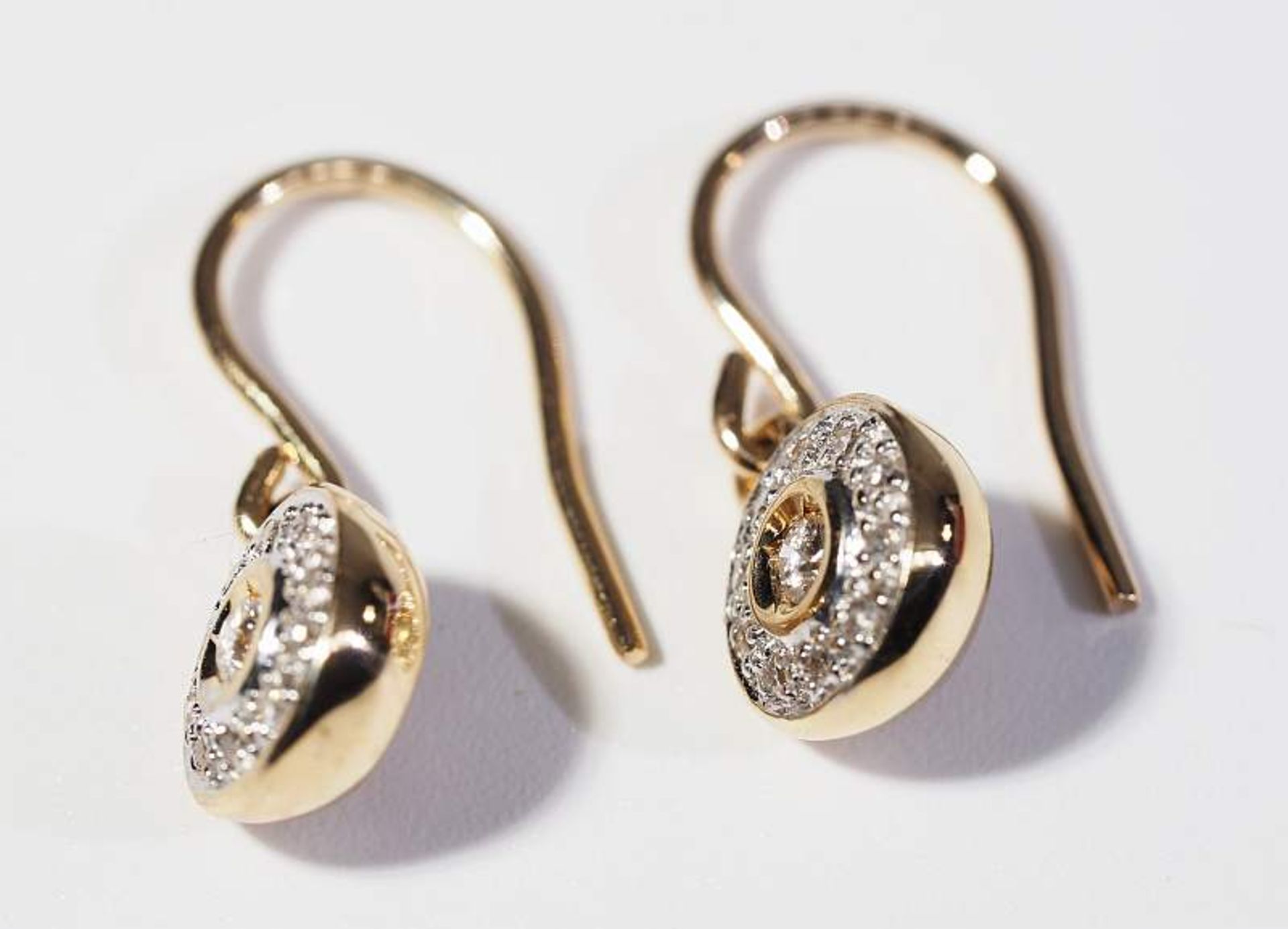 Paar Ohrringe mit Brillanten und kleinen Diamanten.Paar Ohrringe mit Brillanten und kleinen - Image 5 of 5