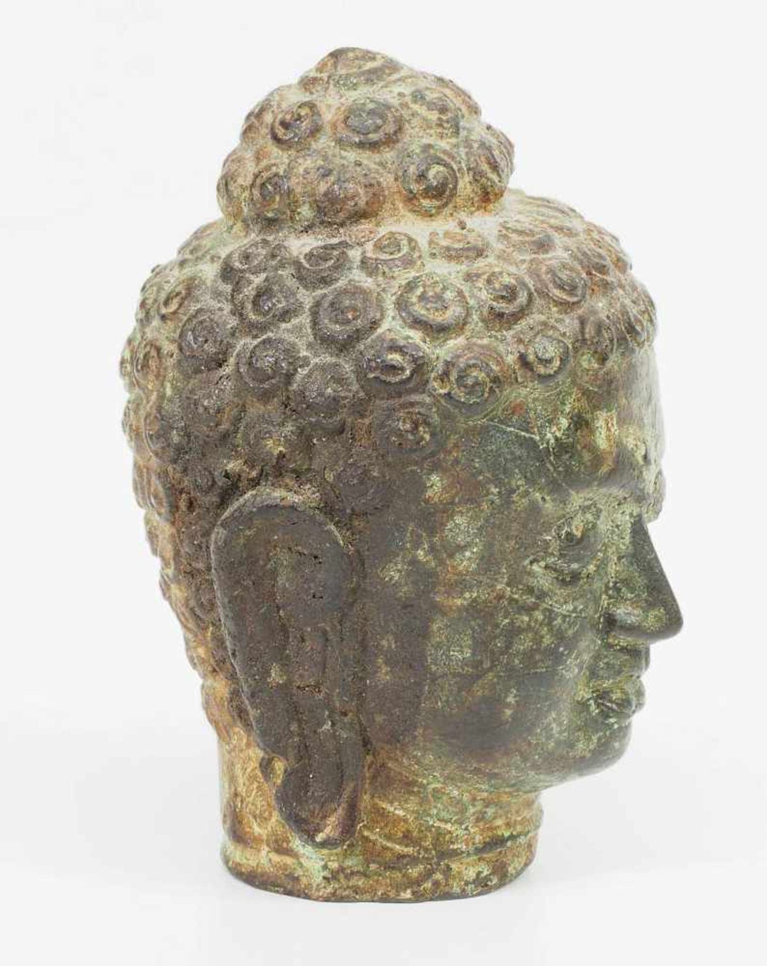 Kleiner Buddha-Kopf. Asien.Kleiner Buddha-Kopf. Asien. Bronze mit Alterspatina, leicht grünlich. - Image 5 of 6