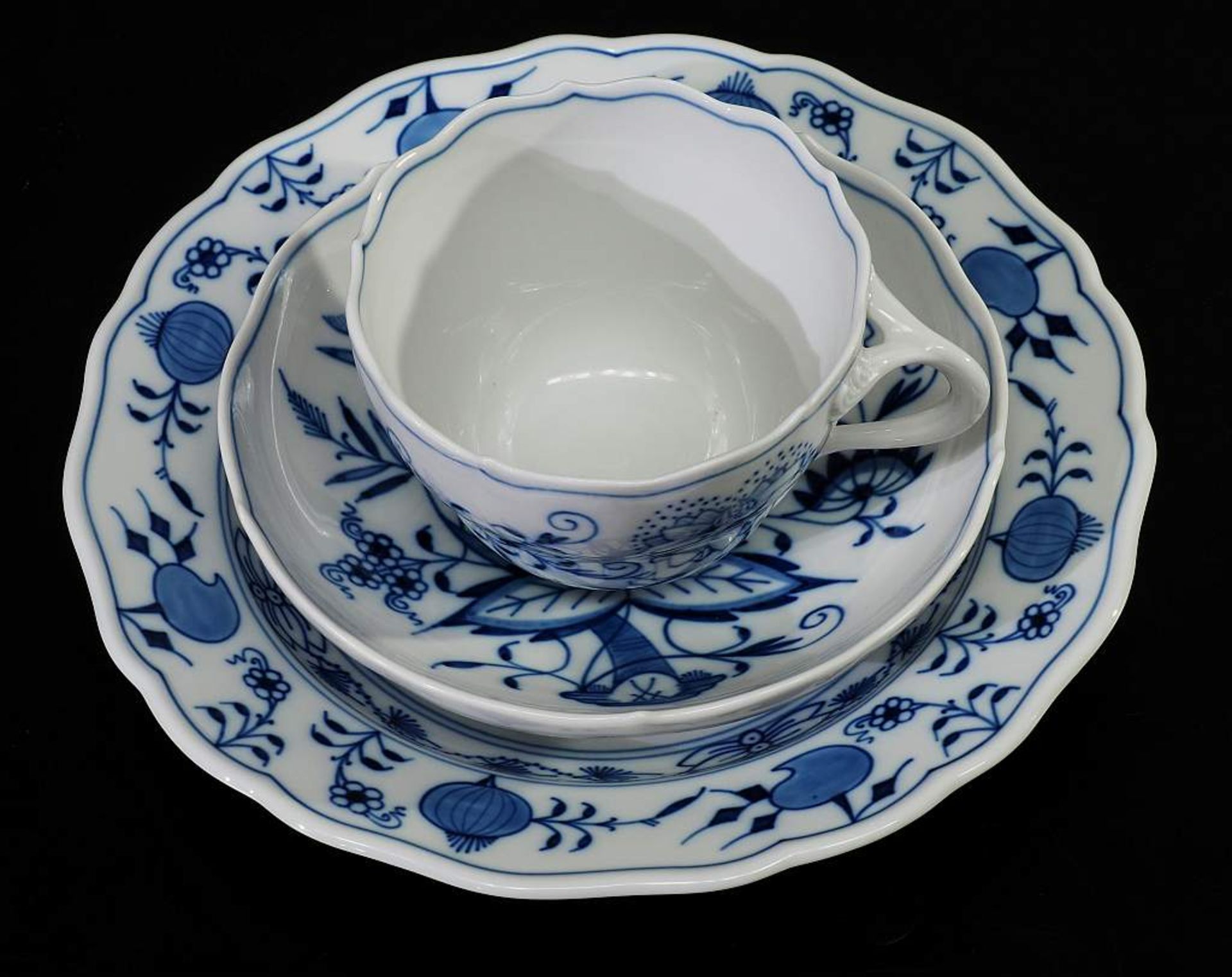 MEISSEN "Dekor Zwiebelmuster". Tassen, Untertassen, Dessetteller. MEISSEN nach 1934. Kobaltblaue - Bild 3 aus 5