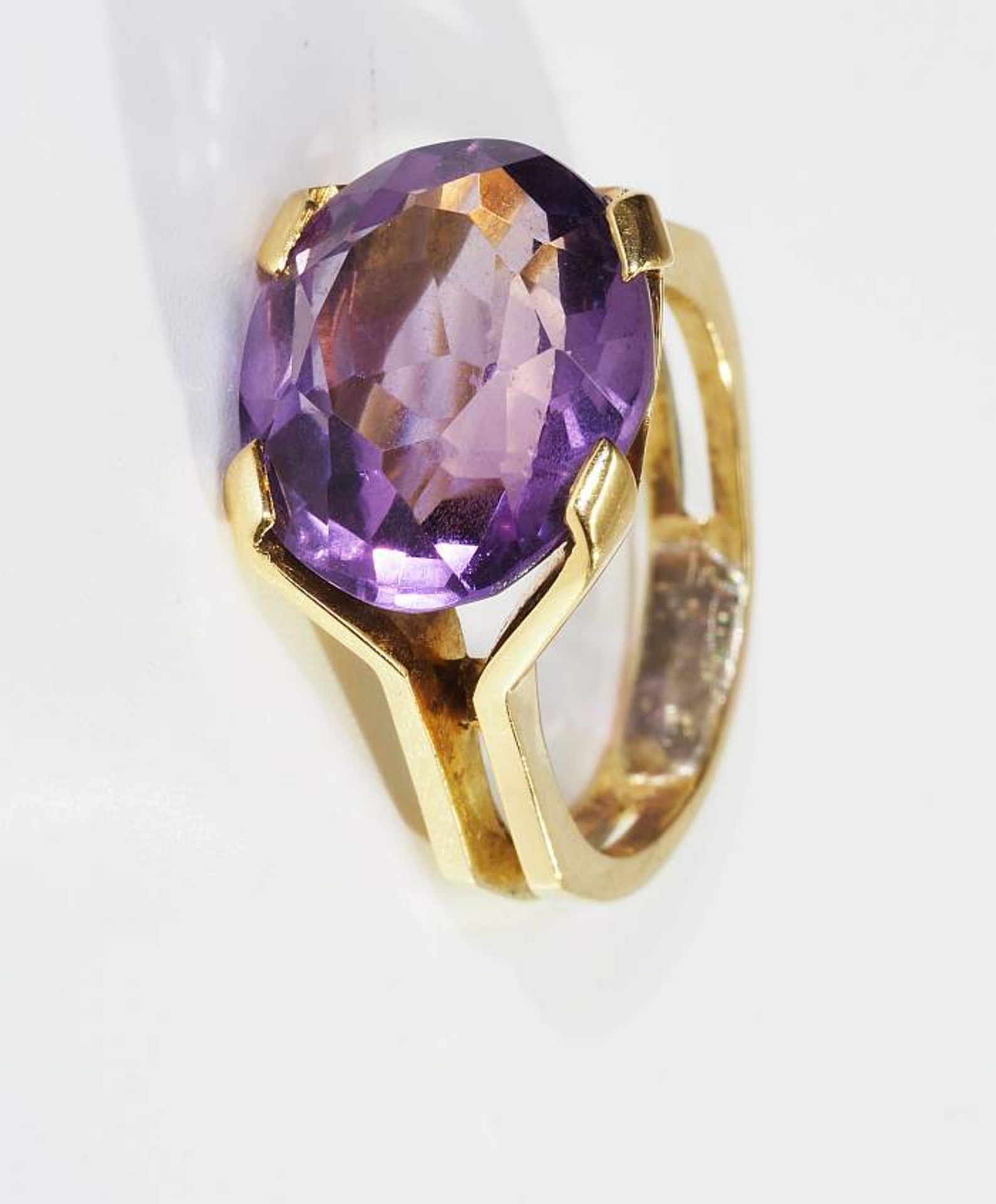 Ring mit Amethyst. Ring mit Amethyst. In der Ringschiene vormals mit Verkleinerungsschiene ( anbei).