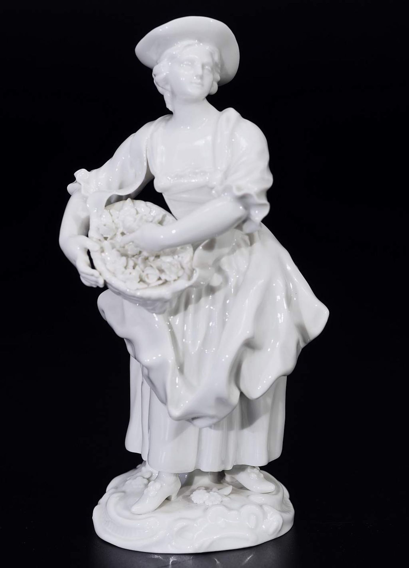 Figurine "Gärtnerin mit Blumenkorb". Figurine "Gärtnerin mit Blumenkorb". MEISSEN nach 1934, 1. - Bild 2 aus 6