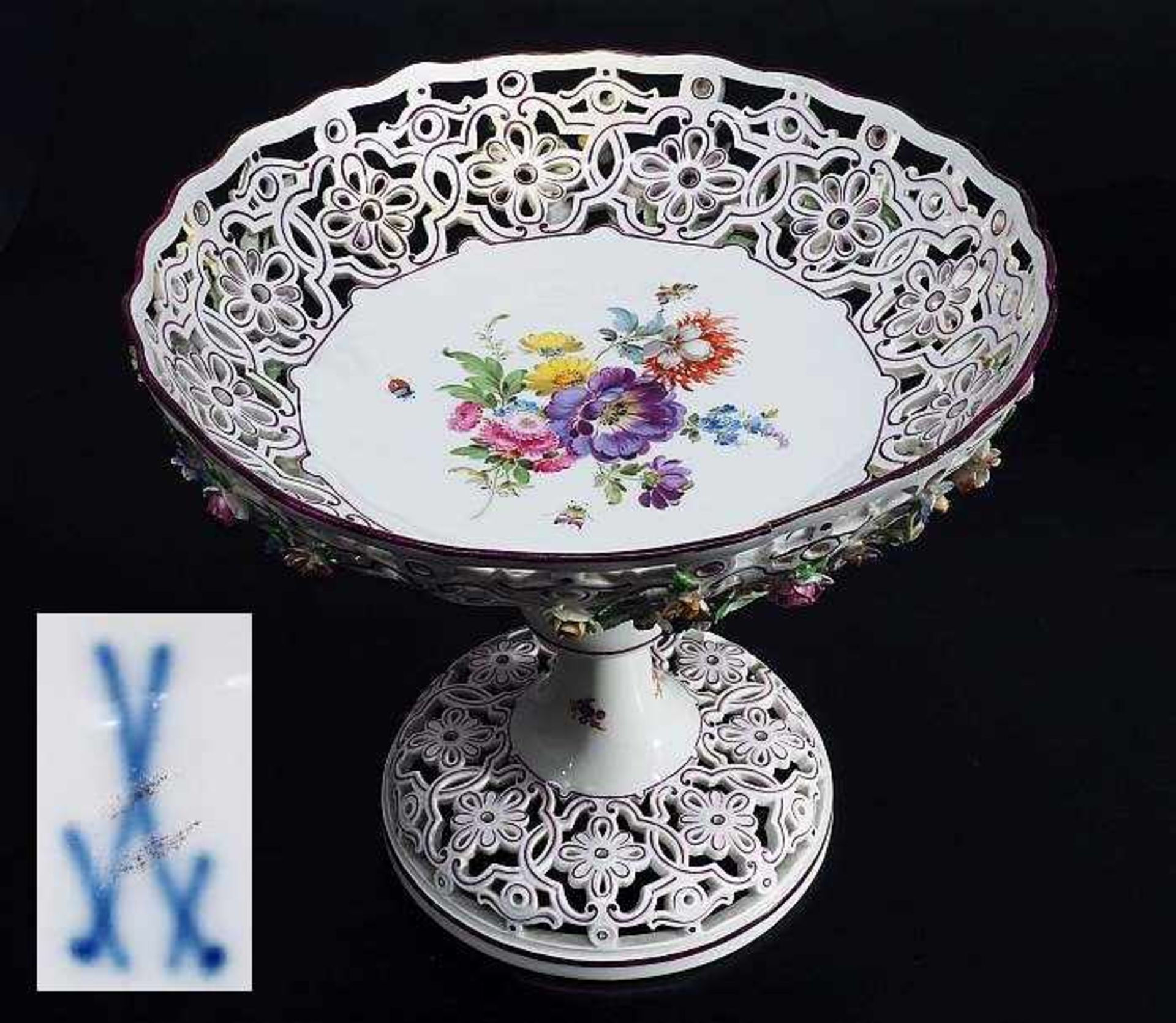 Tafelaufsatz, Meissen um 1880Tafelaufsatz, Meissen um 1880. Gewölbter Stand und runde gemuldete