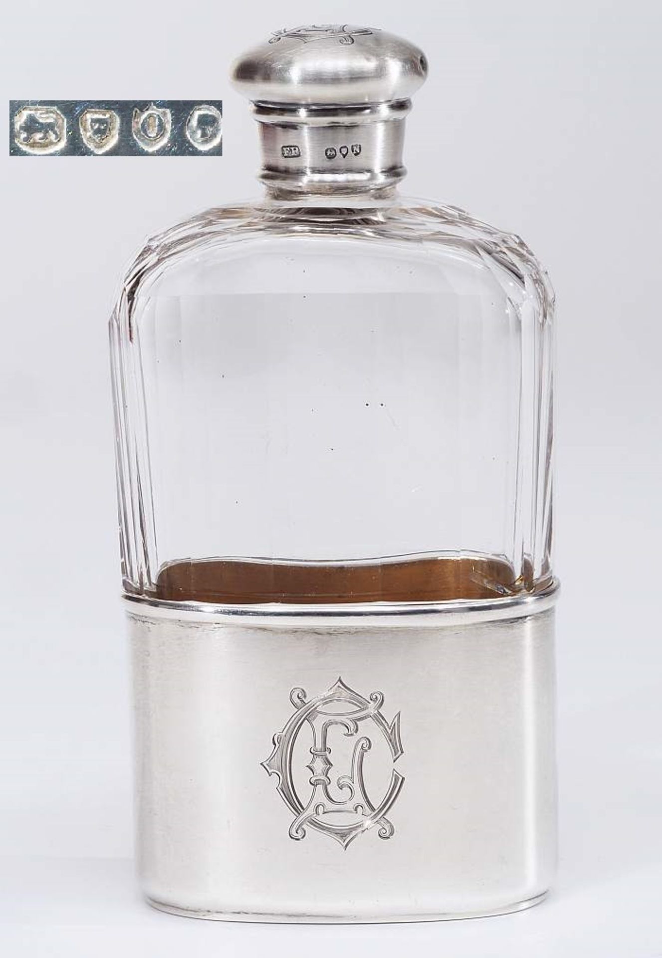 Englische Schnapsflasche. Englische Schnapsflasche. LONDON 1889, Sterlingsilber. Farbloses Glas