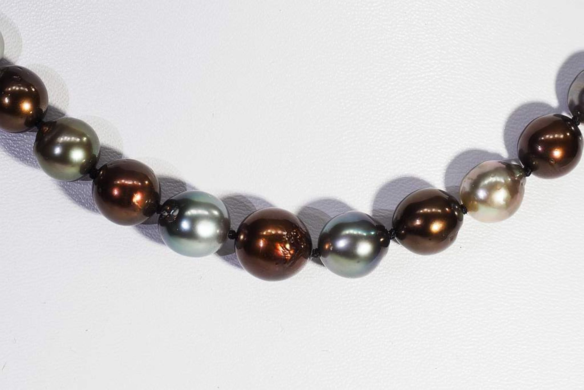Multi-Color-Tahiti Perlenkette mit 585er Kugelschließe. Multi-Color-Tahiti Perlenkette mit 585er - Bild 3 aus 6