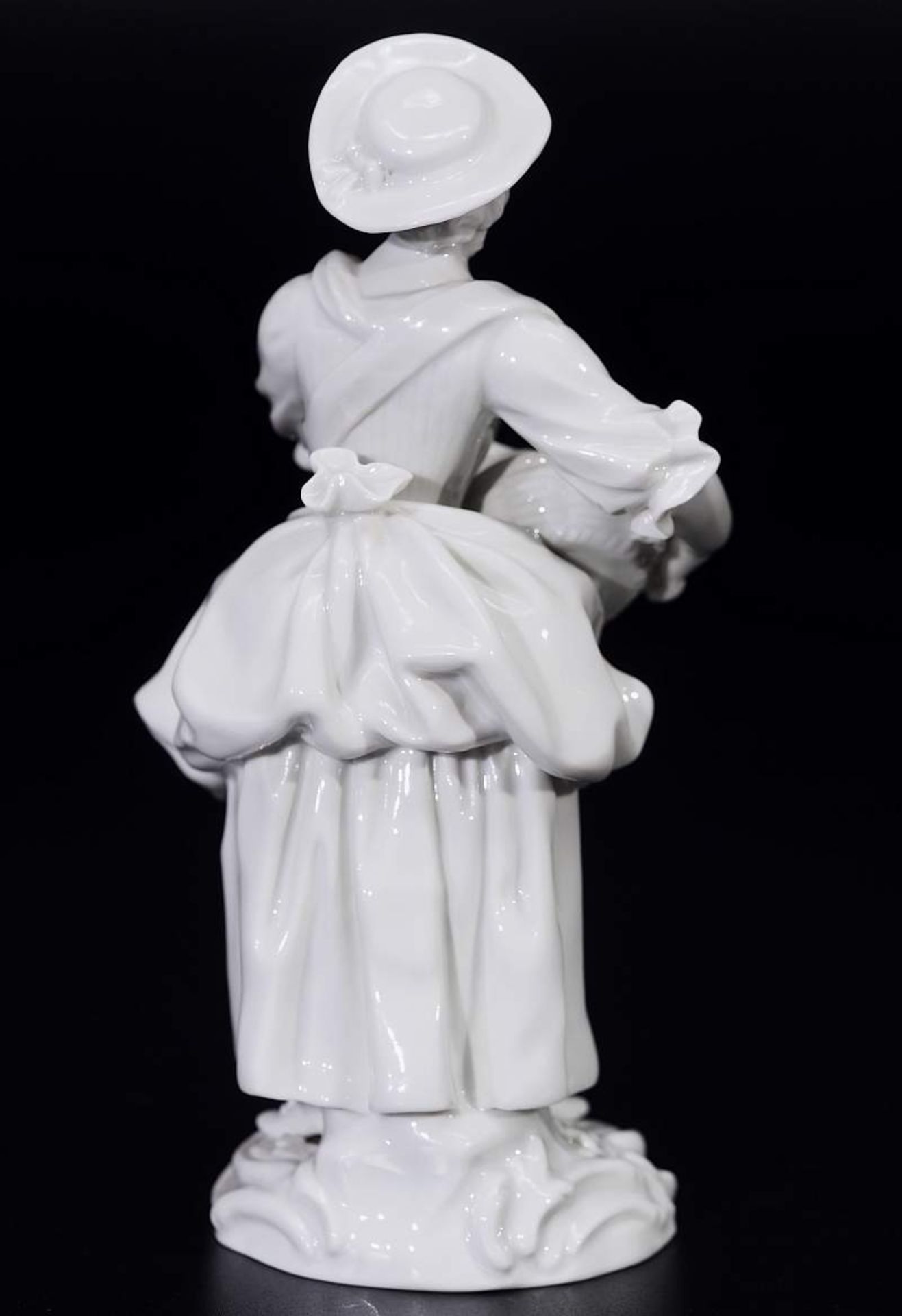 Figurine "Gärtnerin mit Blumenkorb". Figurine "Gärtnerin mit Blumenkorb". MEISSEN nach 1934, 1. - Bild 4 aus 6