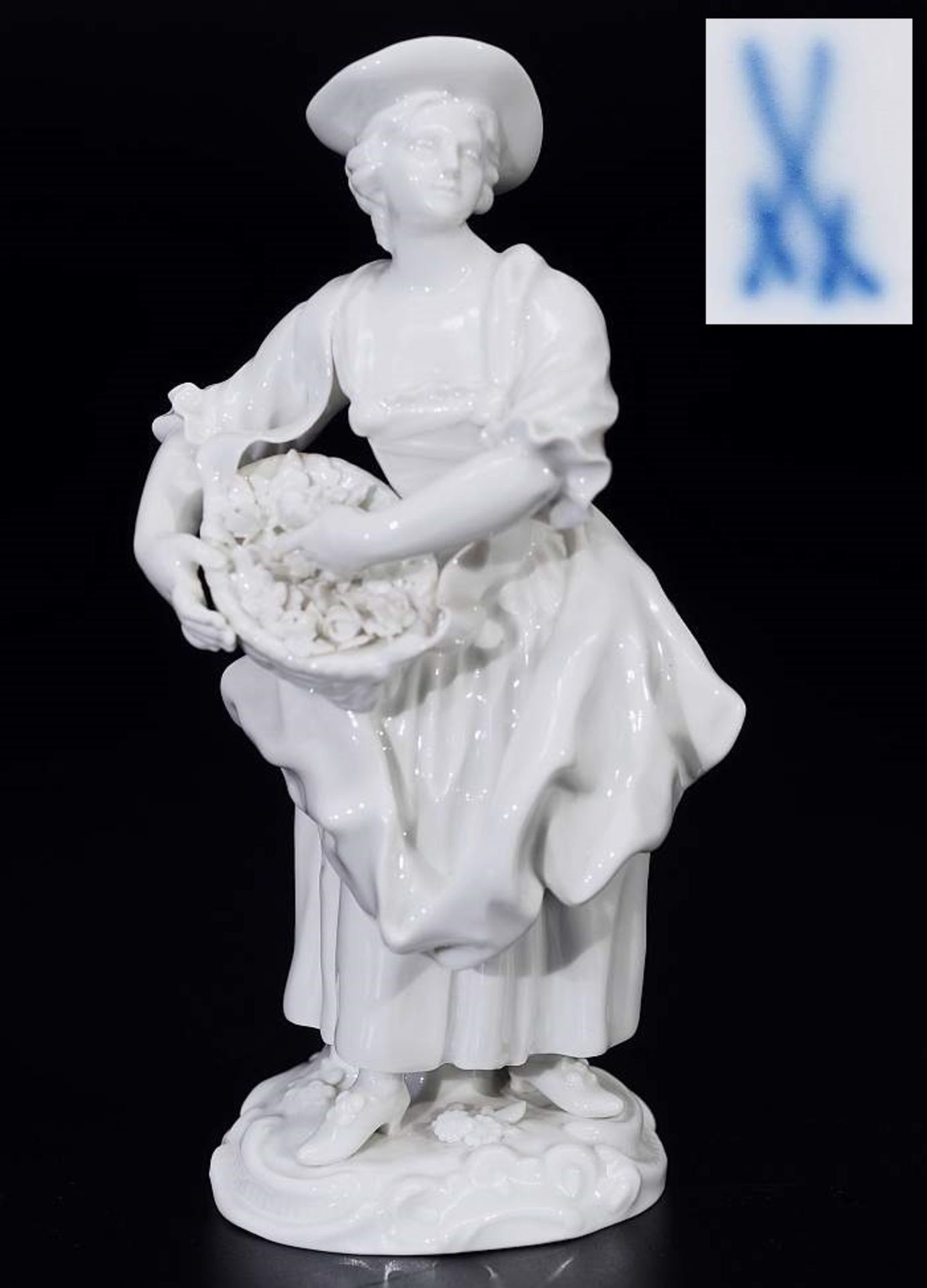 Figurine "Gärtnerin mit Blumenkorb". Figurine "Gärtnerin mit Blumenkorb". MEISSEN nach 1934, 1.