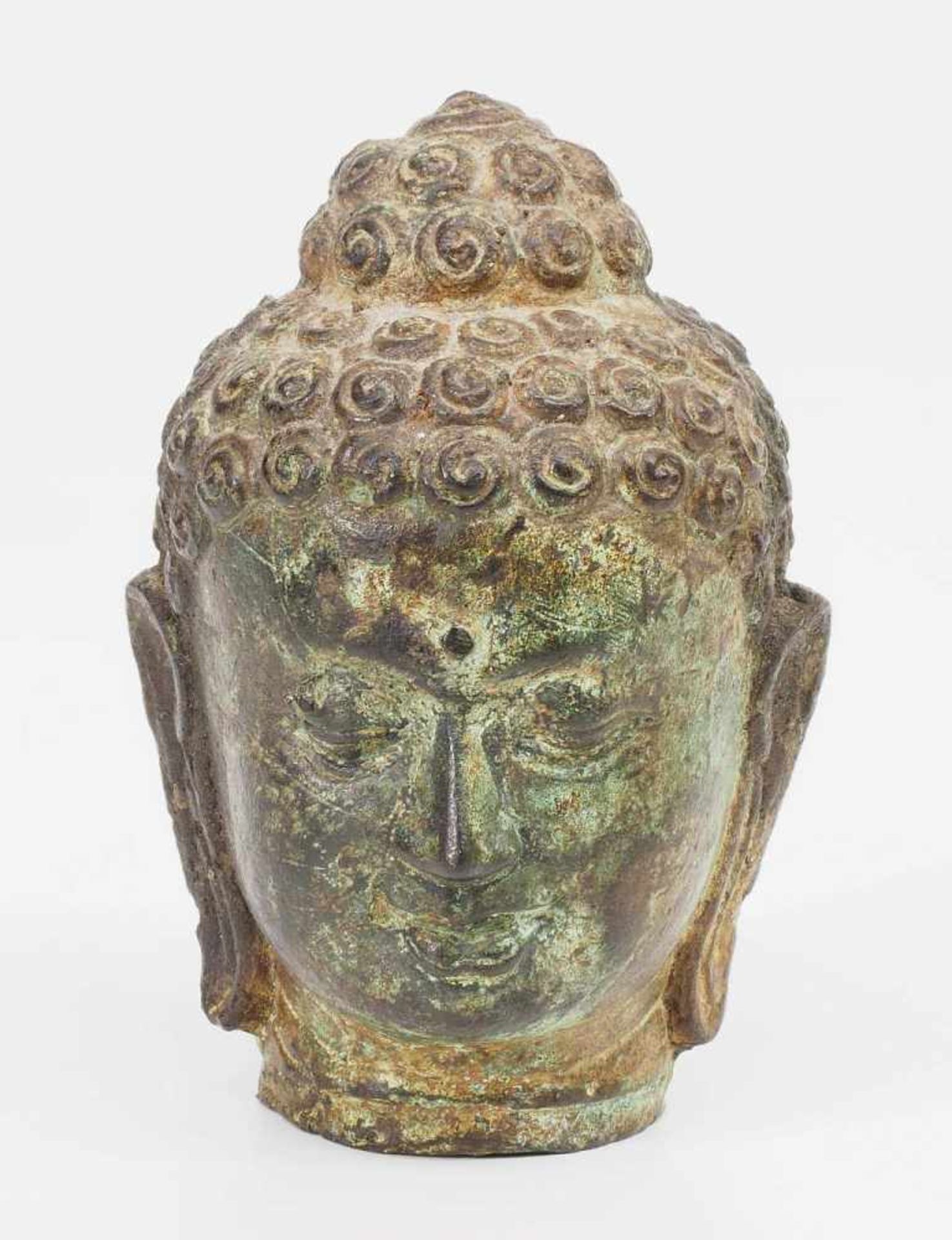 Kleiner Buddha-Kopf. Asien.Kleiner Buddha-Kopf. Asien. Bronze mit Alterspatina, leicht grünlich. - Image 2 of 6