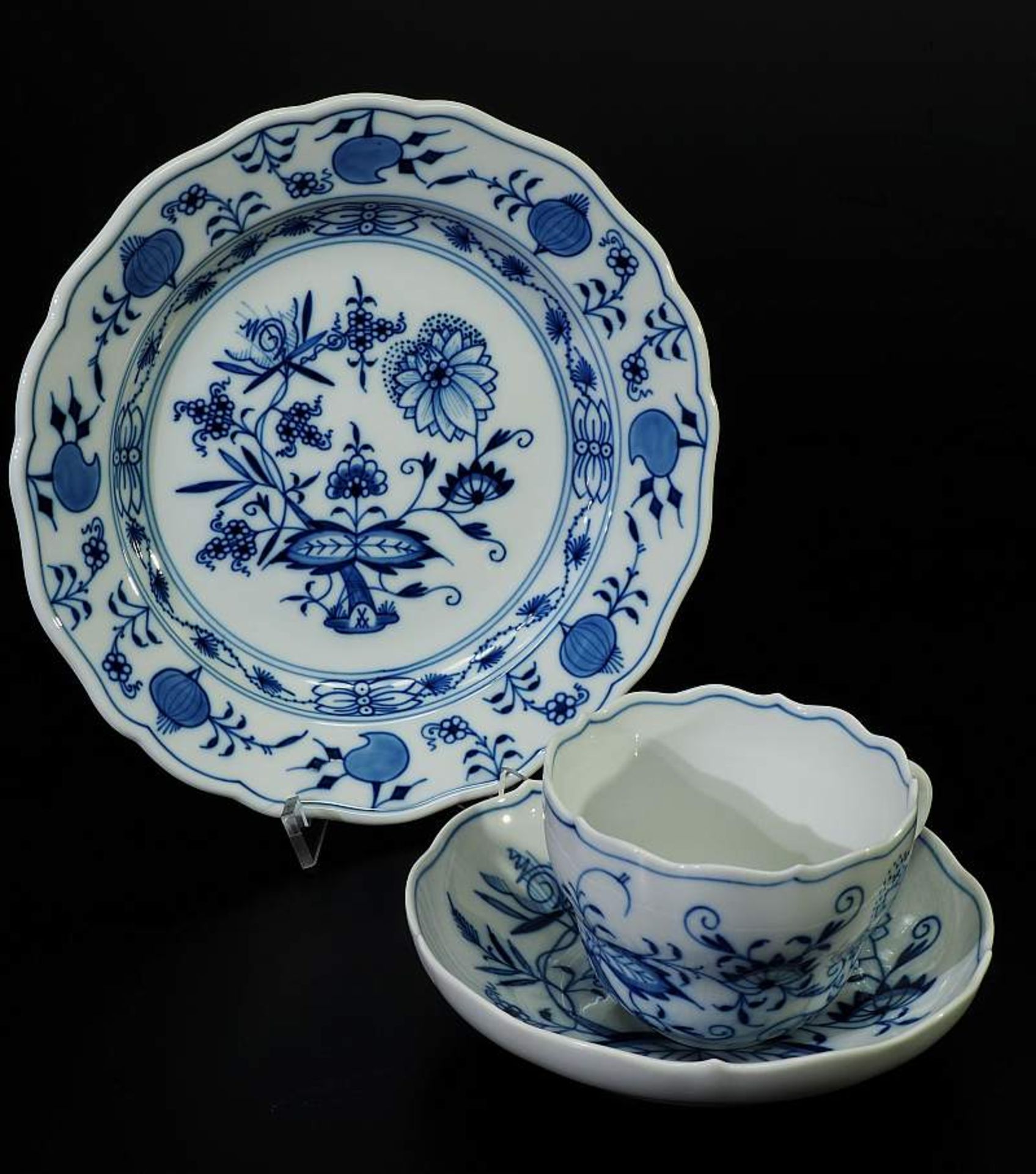 MEISSEN "Dekor Zwiebelmuster". Tassen, Untertassen, Dessetteller. MEISSEN nach 1934. Kobaltblaue - Bild 4 aus 5