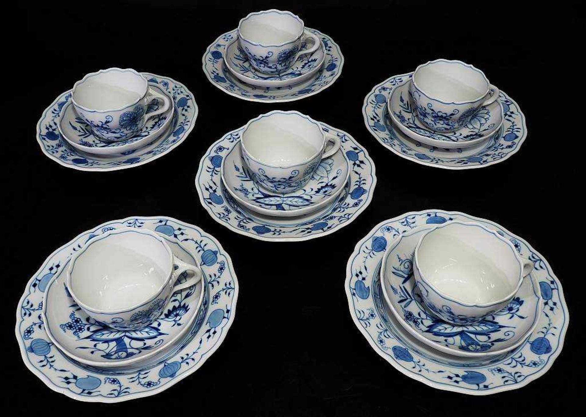 MEISSEN "Dekor Zwiebelmuster". Tassen, Untertassen, Dessetteller. MEISSEN nach 1934. Kobaltblaue - Bild 2 aus 5