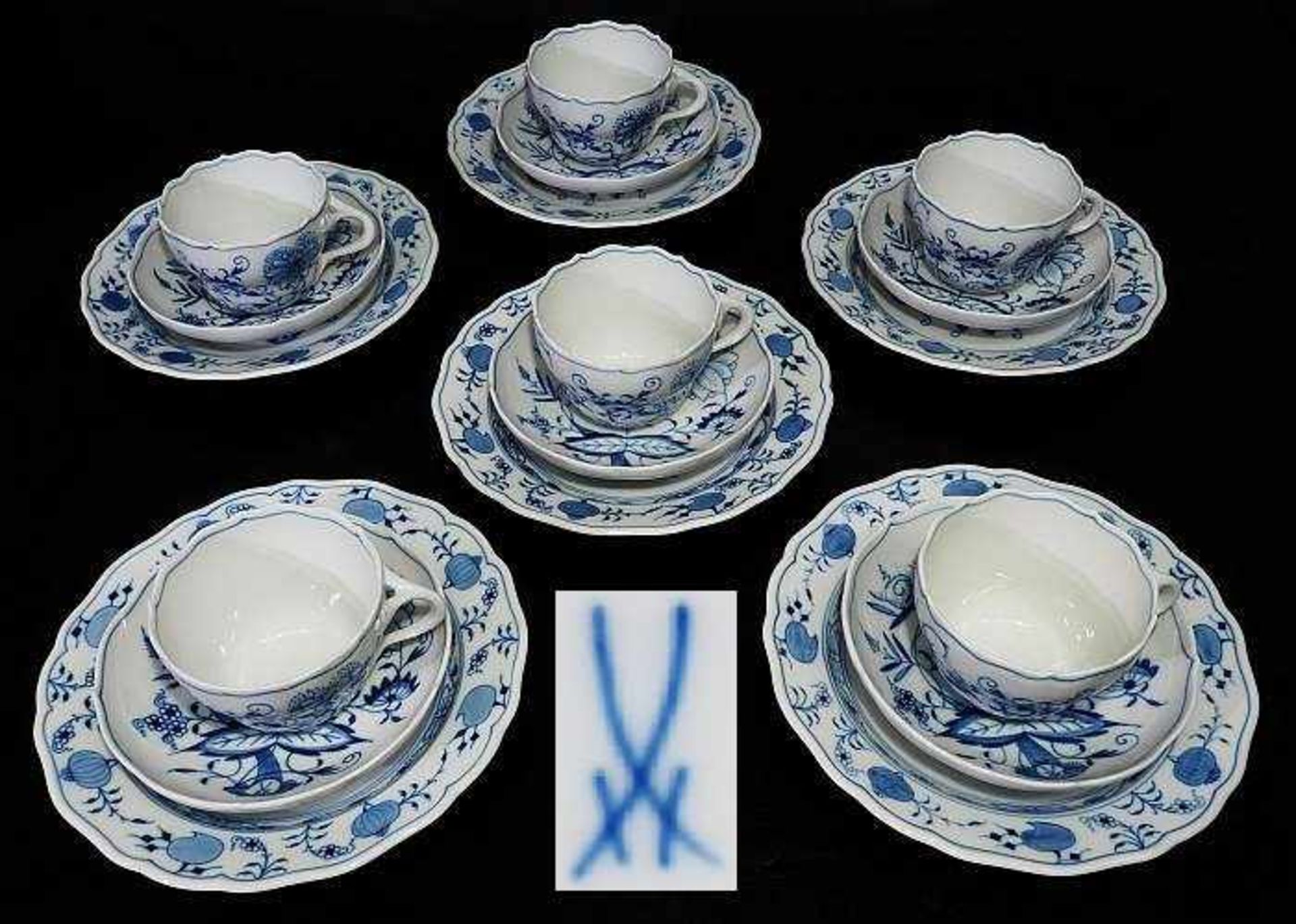 MEISSEN "Dekor Zwiebelmuster". Tassen, Untertassen, Dessetteller. MEISSEN nach 1934. Kobaltblaue