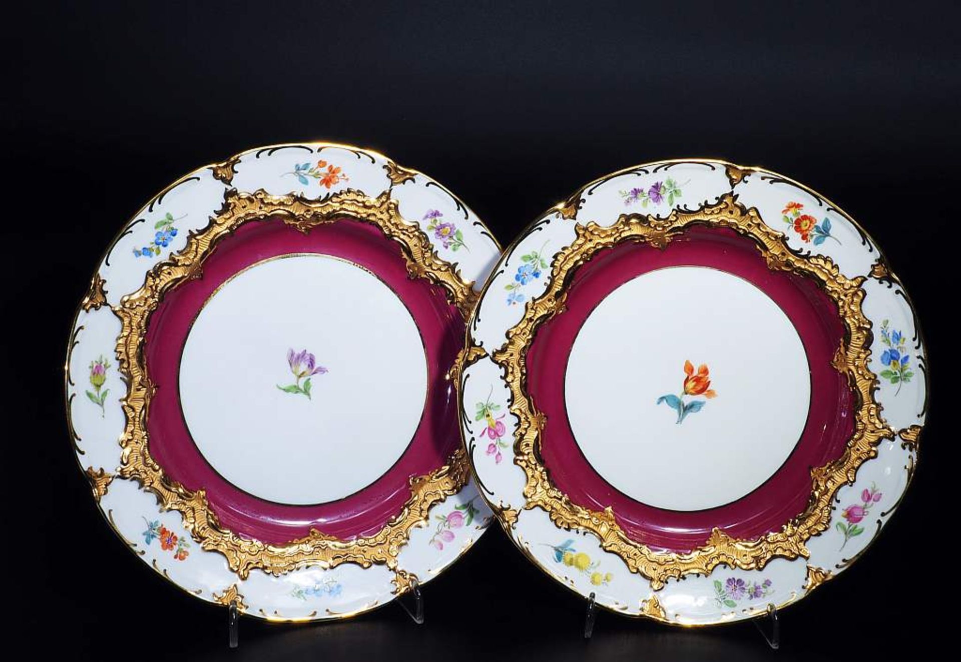 Paar Teller mit Prunkdekor in Purpur und Streublumen. Paar Teller mit Prunkdekor in Purpur und - Bild 2 aus 4