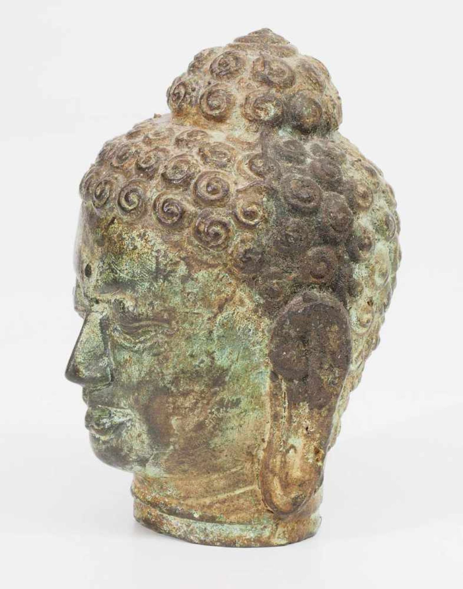 Kleiner Buddha-Kopf. Asien.Kleiner Buddha-Kopf. Asien. Bronze mit Alterspatina, leicht grünlich. - Image 3 of 6