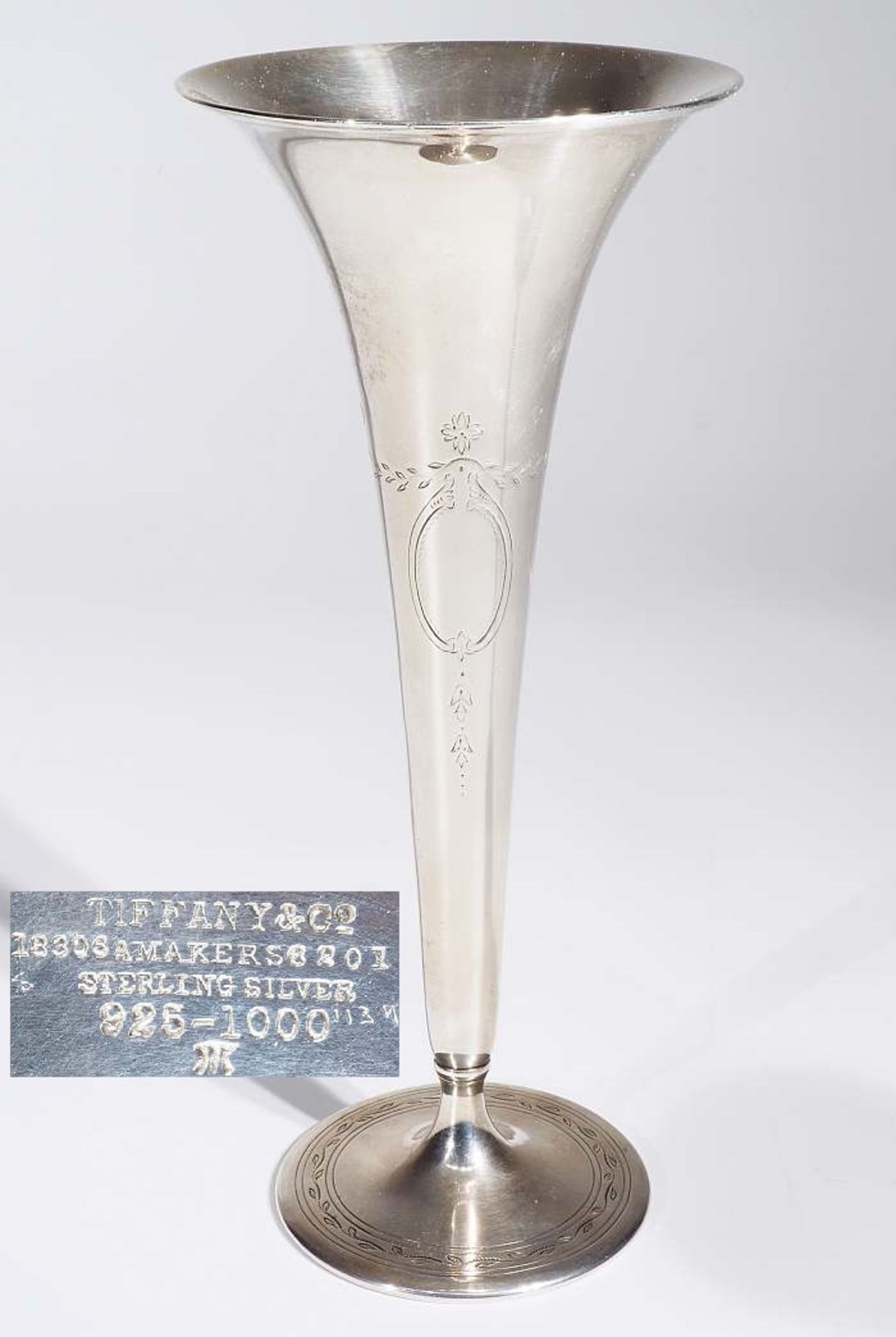 Tiffany - Kelchvase. Tiffany - Kelchvase. 925er Silber, gefußte Vase sich nach oben öffnend,