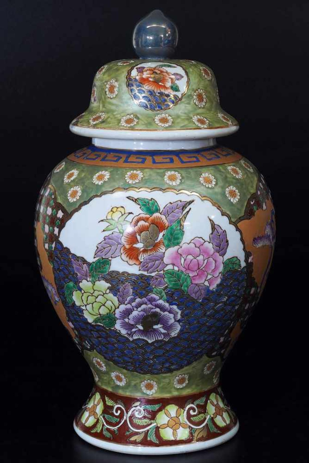 Deckelvase. China. Deckelvase. China. 20. Jahrhundert. Balusterform, laufendes farbiges Floraldekor, - Bild 2 aus 5