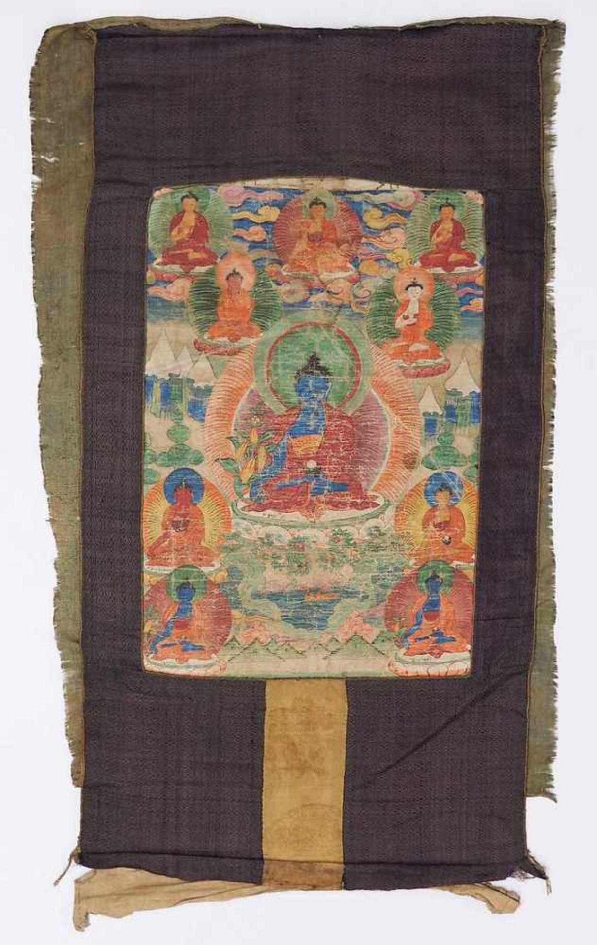 Thangka mit verschiedenen Budda-Darstellungen und Vorhang. Thangka mit verschiedenen Budda-