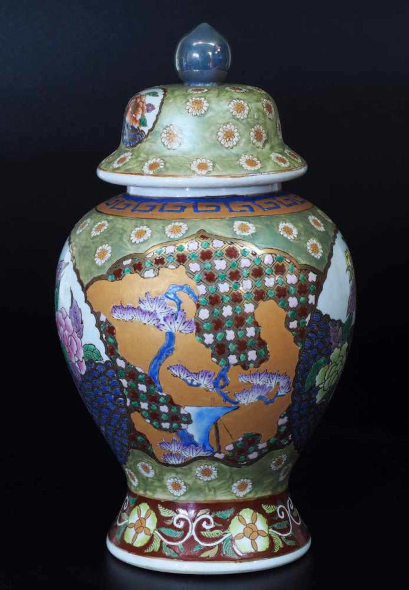 Deckelvase. China. Deckelvase. China. 20. Jahrhundert. Balusterform, laufendes farbiges Floraldekor, - Bild 3 aus 5