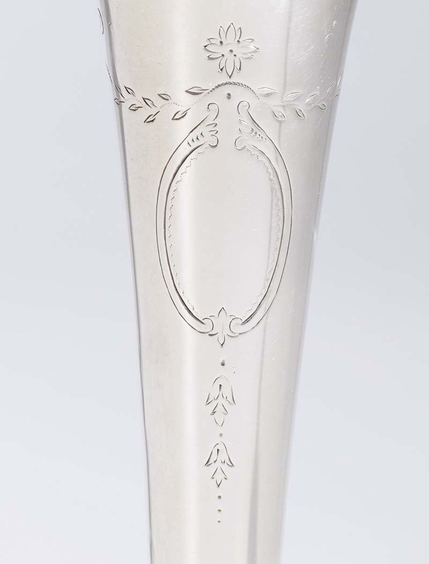 Tiffany - Kelchvase. Tiffany - Kelchvase. 925er Silber, gefußte Vase sich nach oben öffnend, - Bild 3 aus 6