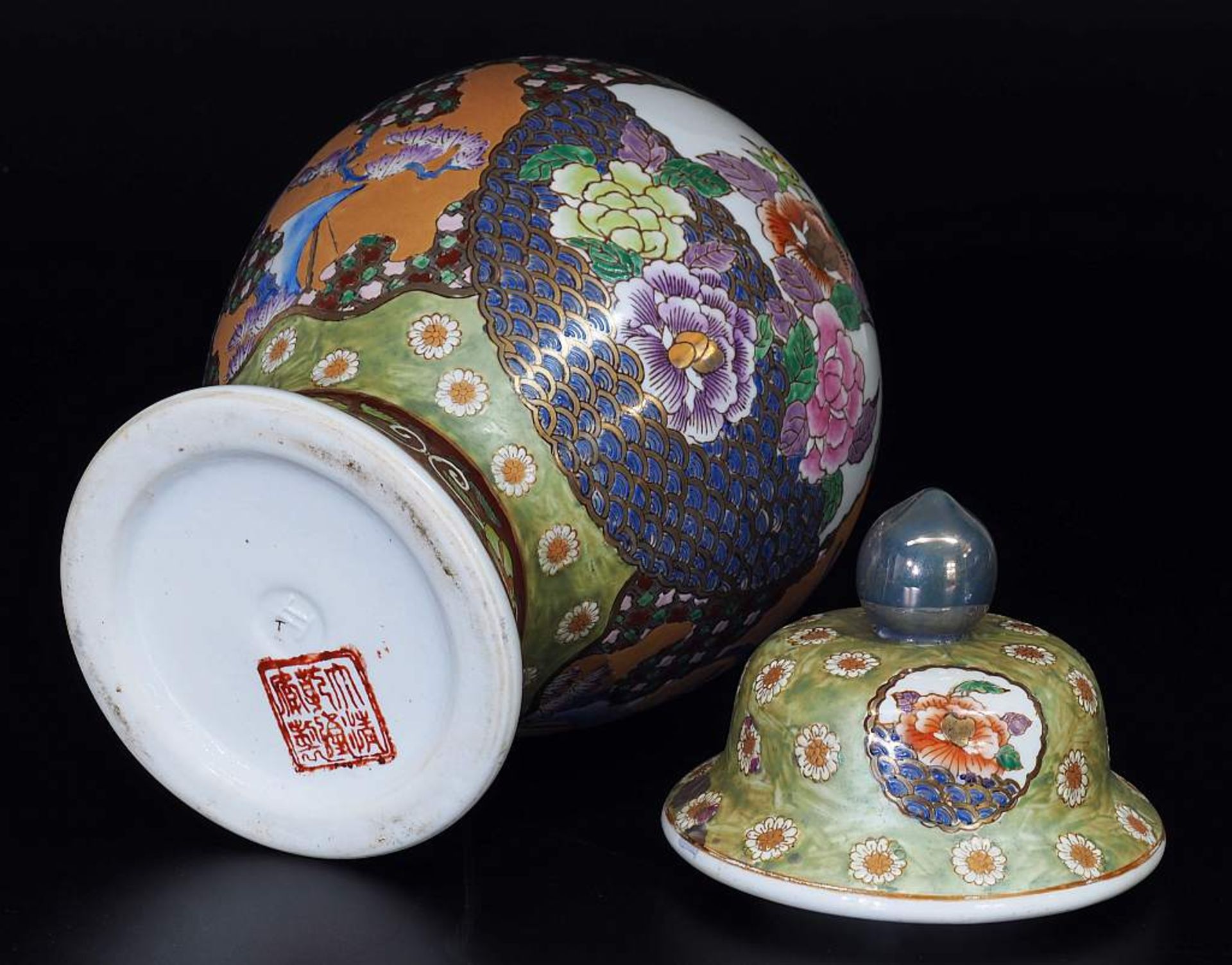 Deckelvase. China. Deckelvase. China. 20. Jahrhundert. Balusterform, laufendes farbiges Floraldekor, - Bild 4 aus 5