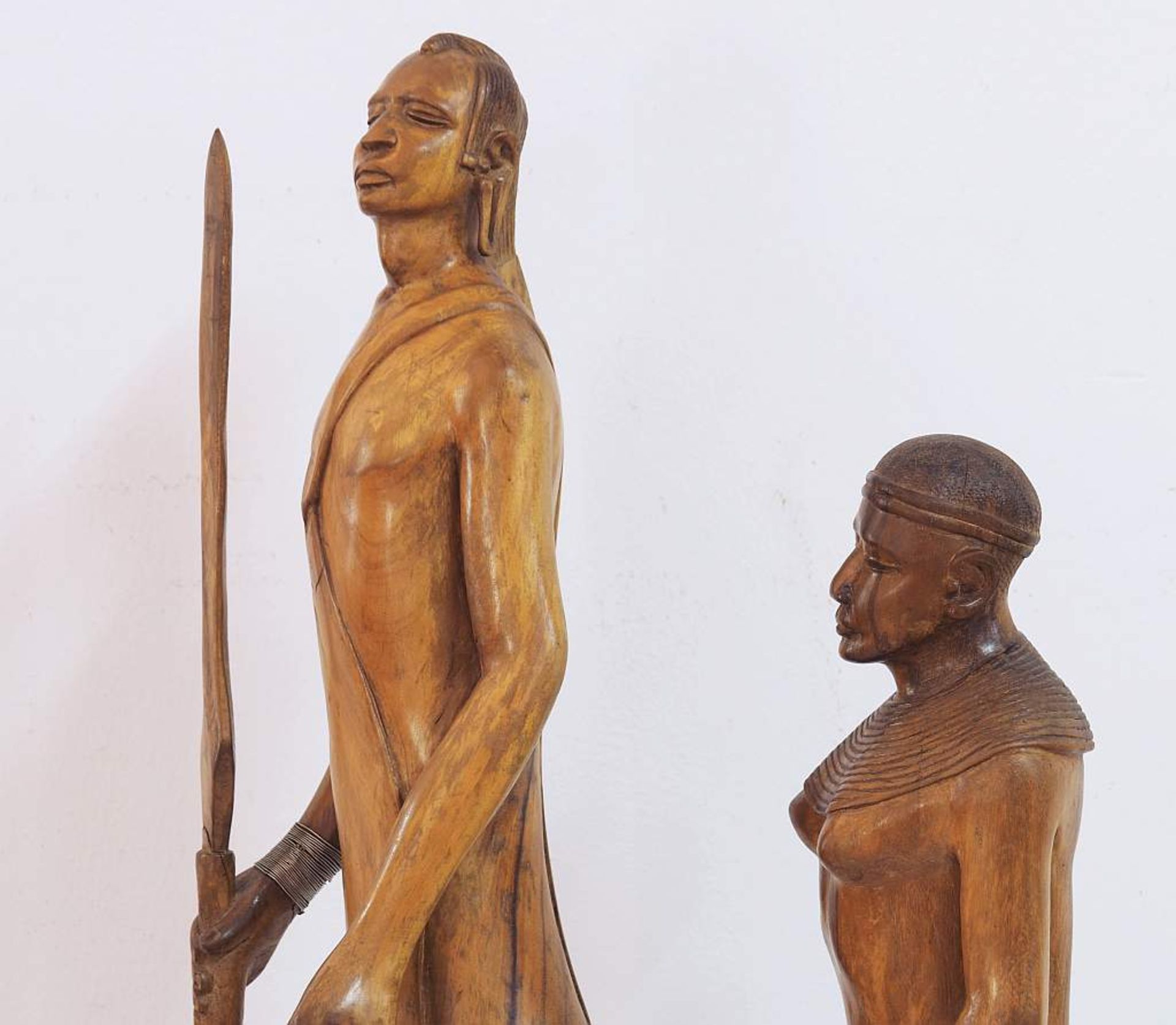 MASSAI-Krieger mit GefährtinMASSAI-Krieger mit Gefährtin. Afrika, 20. Jahrhundert. Tropenholz, - Bild 5 aus 6