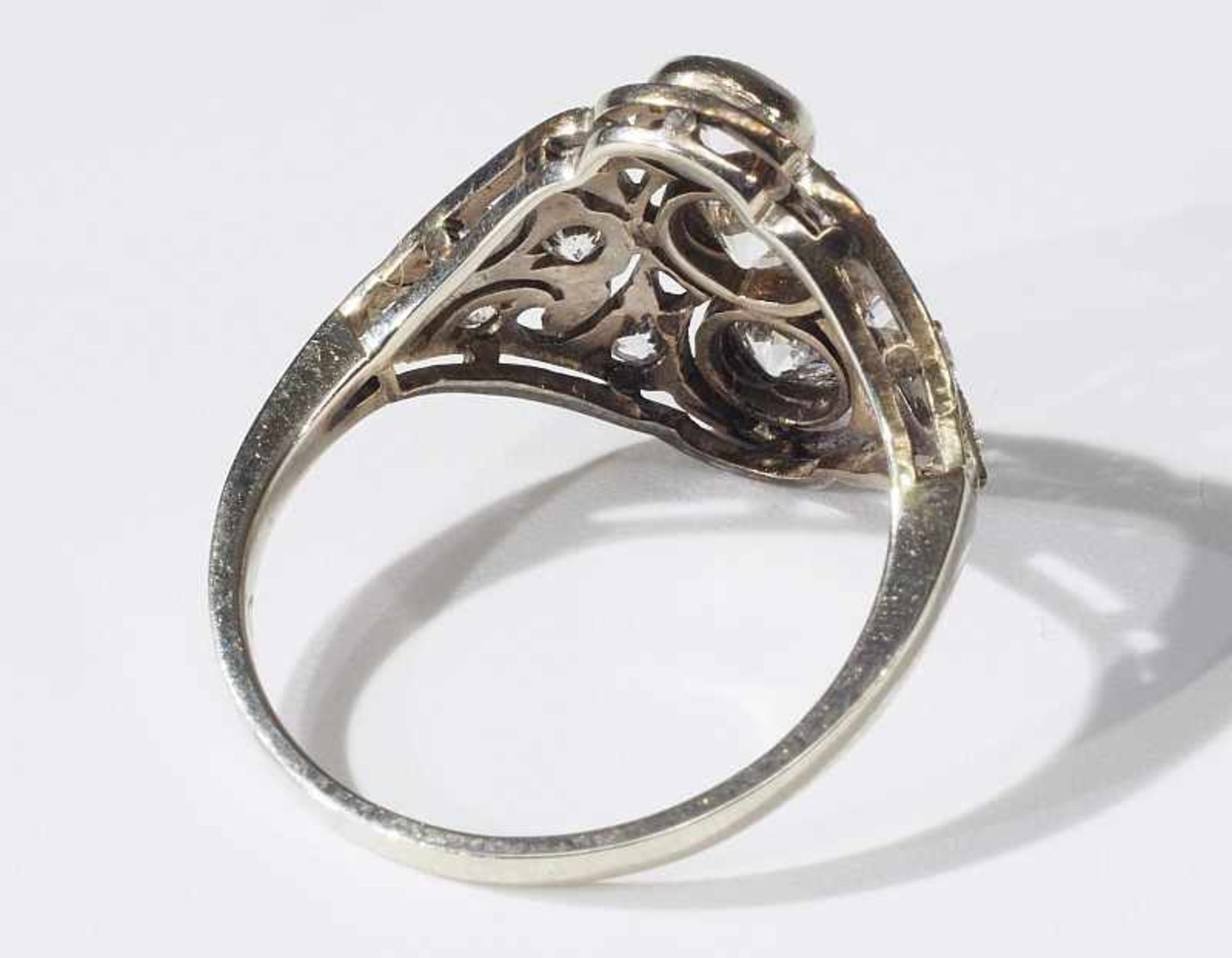 Jugendstil-Ring.Jugendstil-Ring. 585er Weißgold geprüft. Mittelschiene mit drei Diamanten sowie - Image 5 of 7