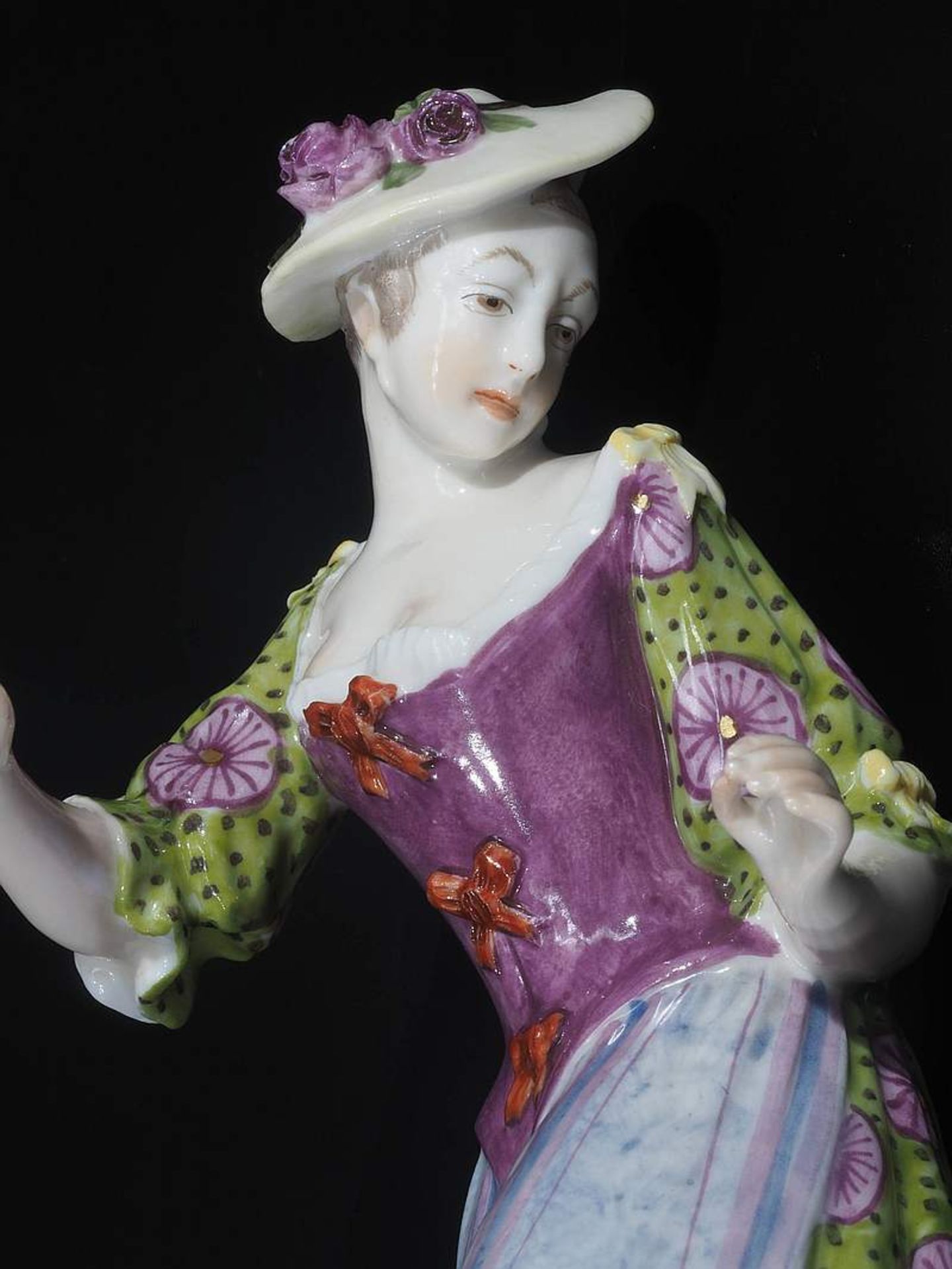 Figurine "Dame mit Hut von Hündchen angefallen". Figurine "Dame mit Hut von Hündchen angefallen". - Bild 7 aus 9