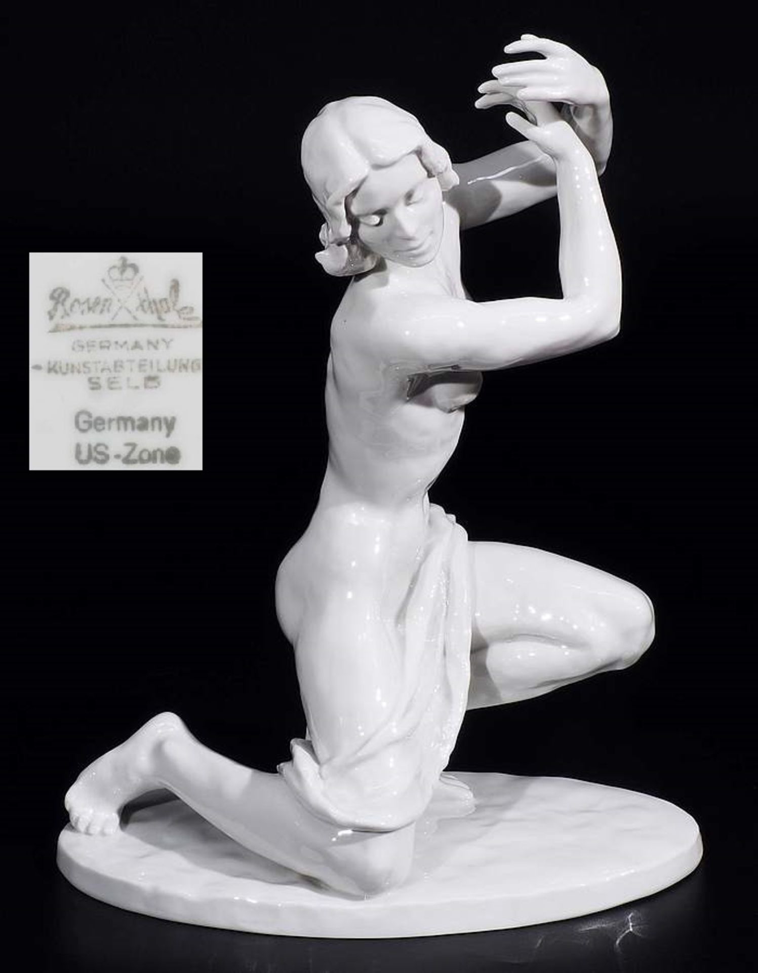 Seltene ROSENTHAL Figurine "LARGO", Ilse Meutner, rechts knieend, auf Ovalsockel. Seltene