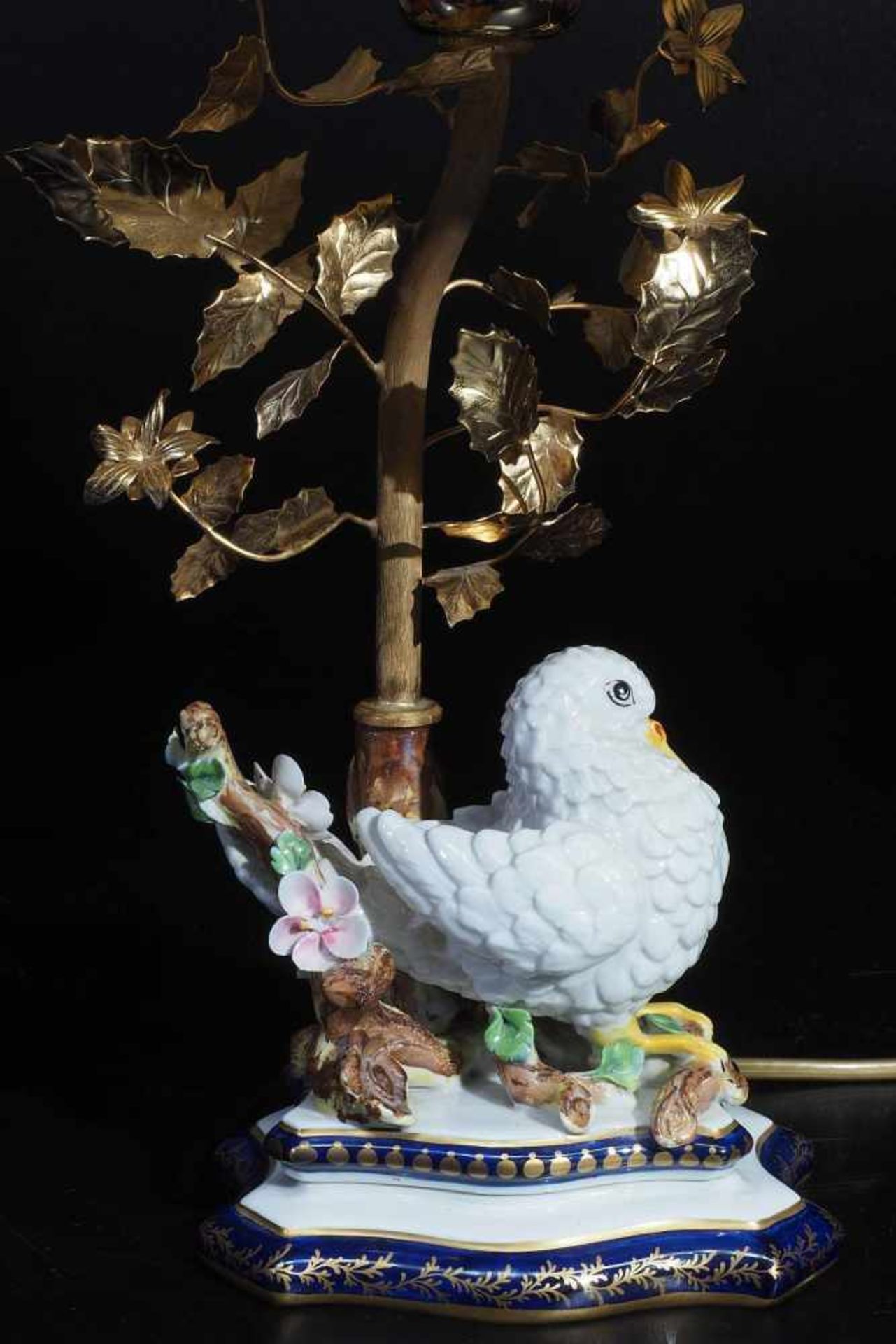 Tischlampe "Taube vor Blütenast" sitzend. Tischlampe "Taube vor Blütenast" sitzend. 20,. - Bild 3 aus 6