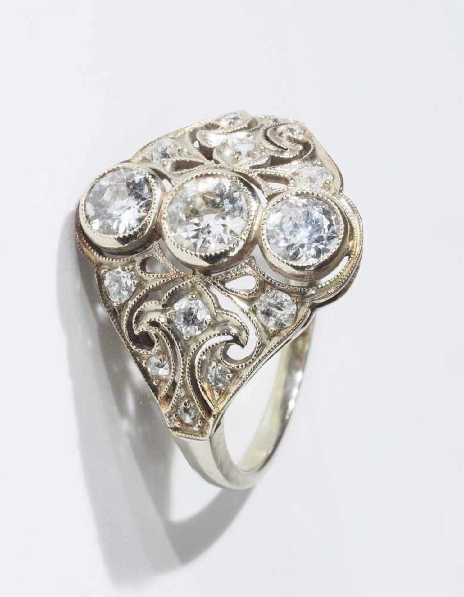 Jugendstil-Ring.Jugendstil-Ring. 585er Weißgold geprüft. Mittelschiene mit drei Diamanten sowie - Image 2 of 7