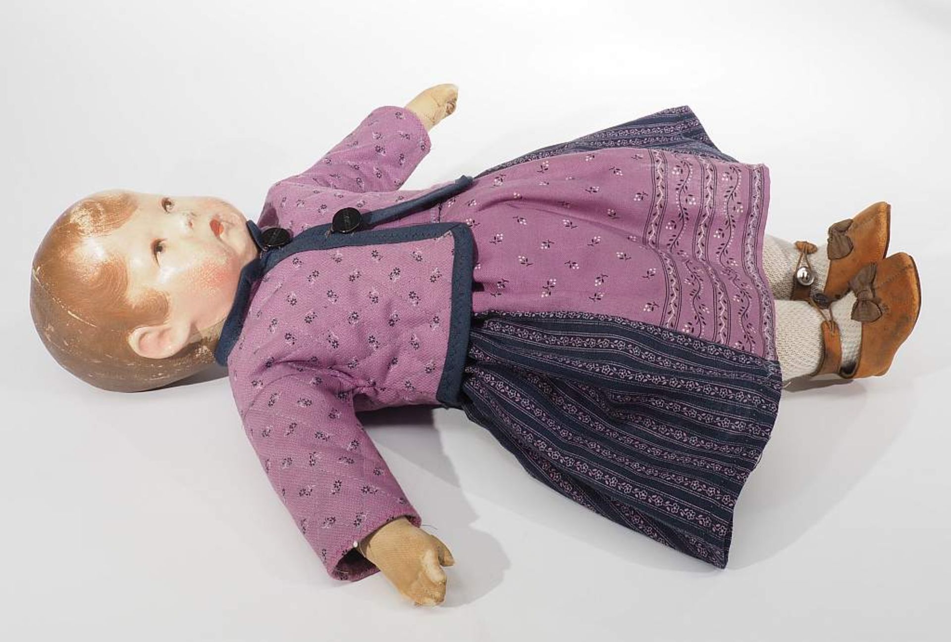 Käthe-Kruse-Puppe.Käthe-Kruse-Puppe. 30/40iger Jahre. Puppenmädchen im Sommer-Trachtenkleidchen - Bild 3 aus 5