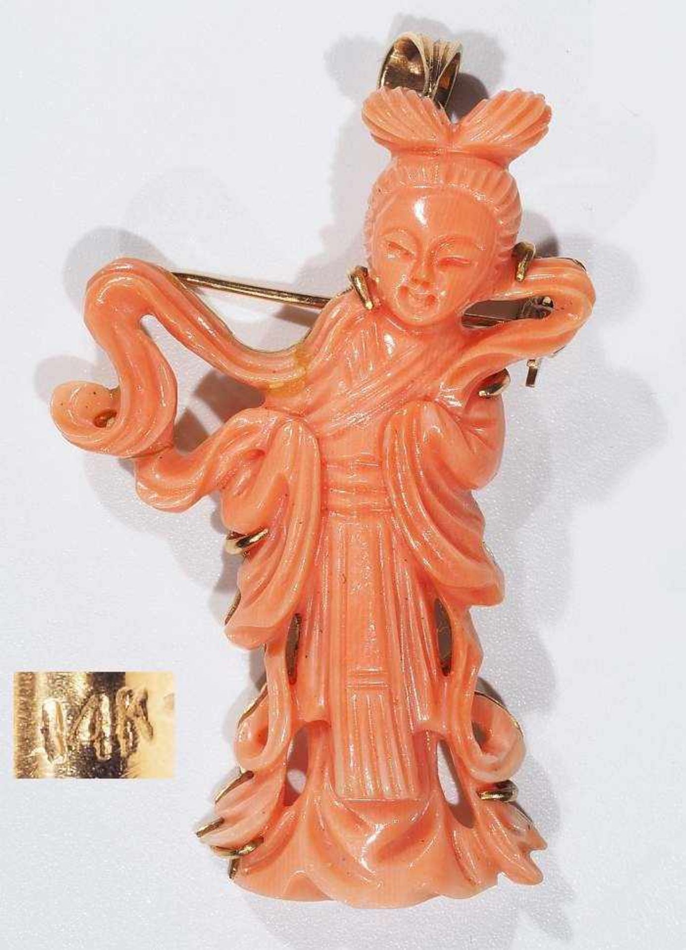 Anhänger/Brosche "Geisha" aus Engelshautkoralle. Anhänger/Brosche "Geisha" aus Engelshautkoralle,